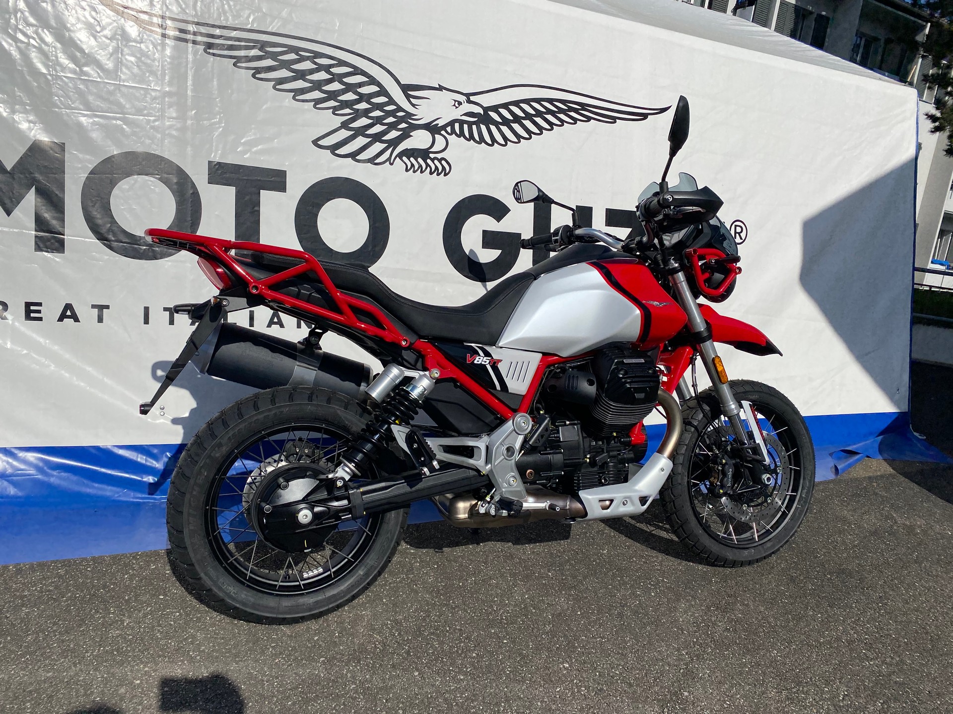 MOTO GUZZI V85 TT Premium Graphics 2-Tone E5-showroom-element-2
