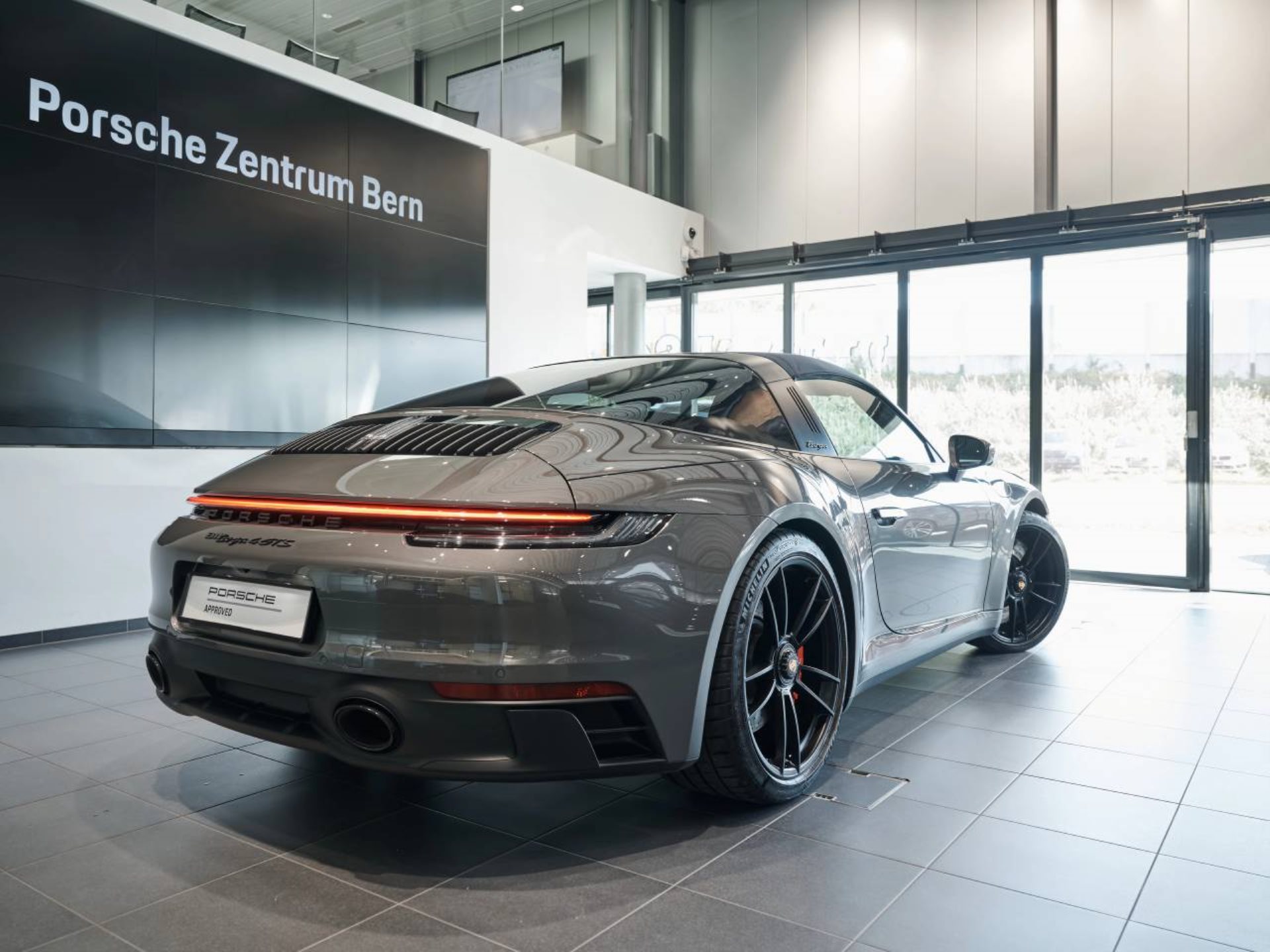 PORSCHE 911 Targa 4 GTS-image-12