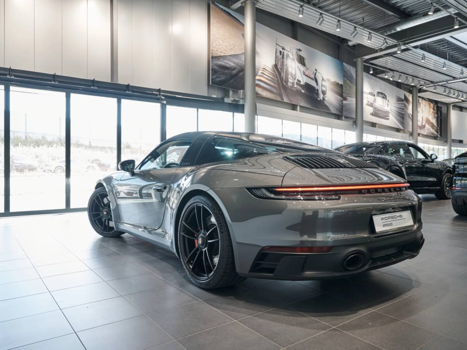 PORSCHE 911 Targa 4 GTS-image-14
