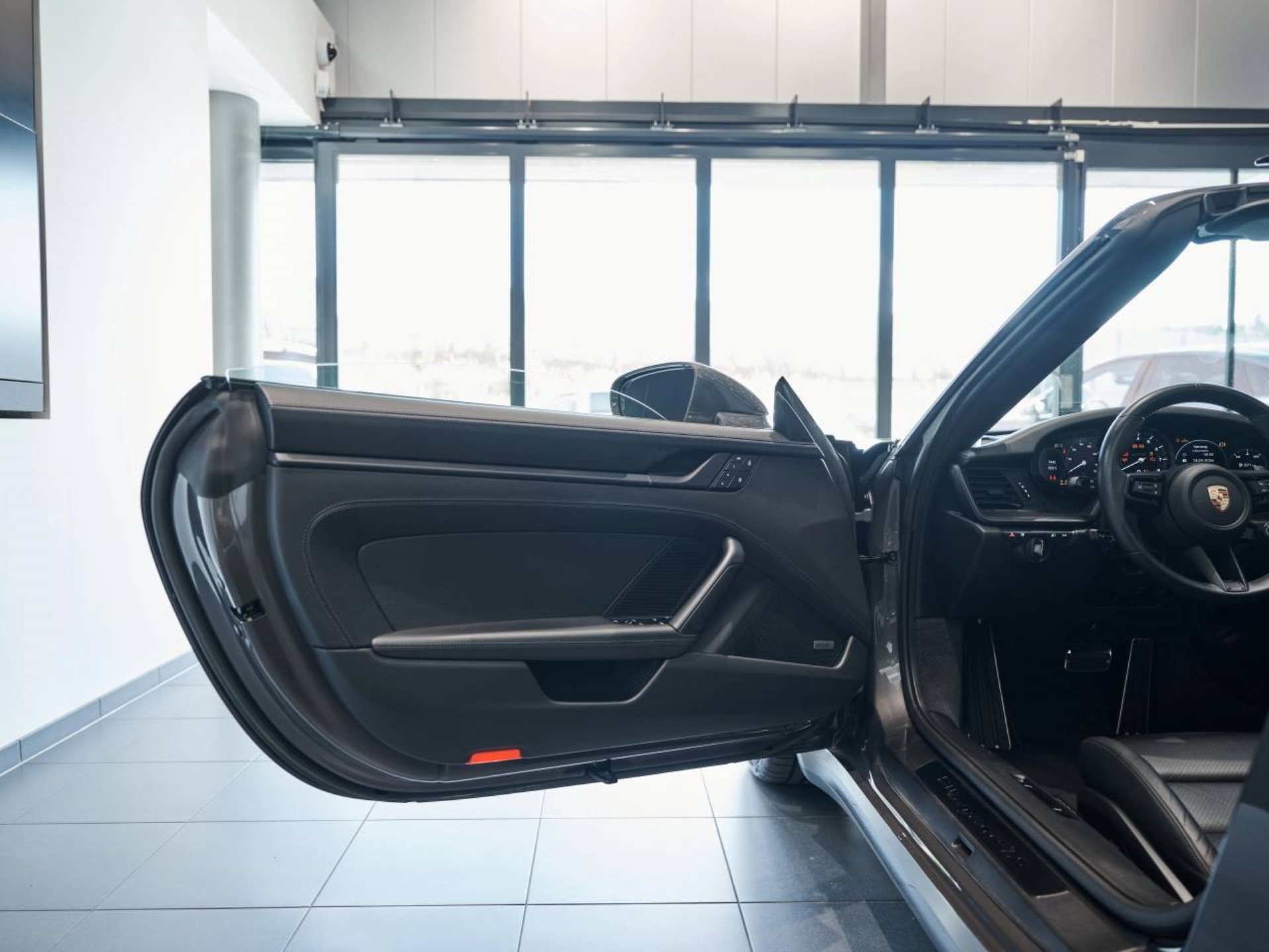PORSCHE 911 Targa 4 GTS-image-26