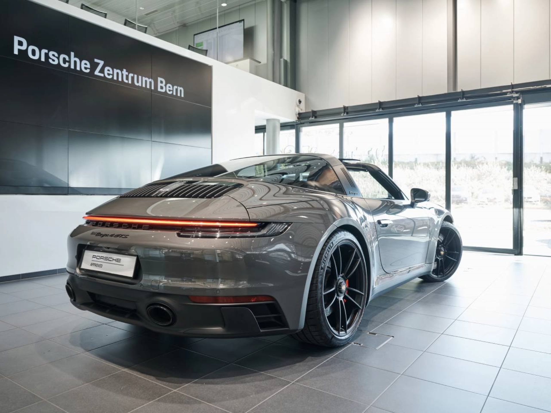 PORSCHE 911 Targa 4 GTS-image-2