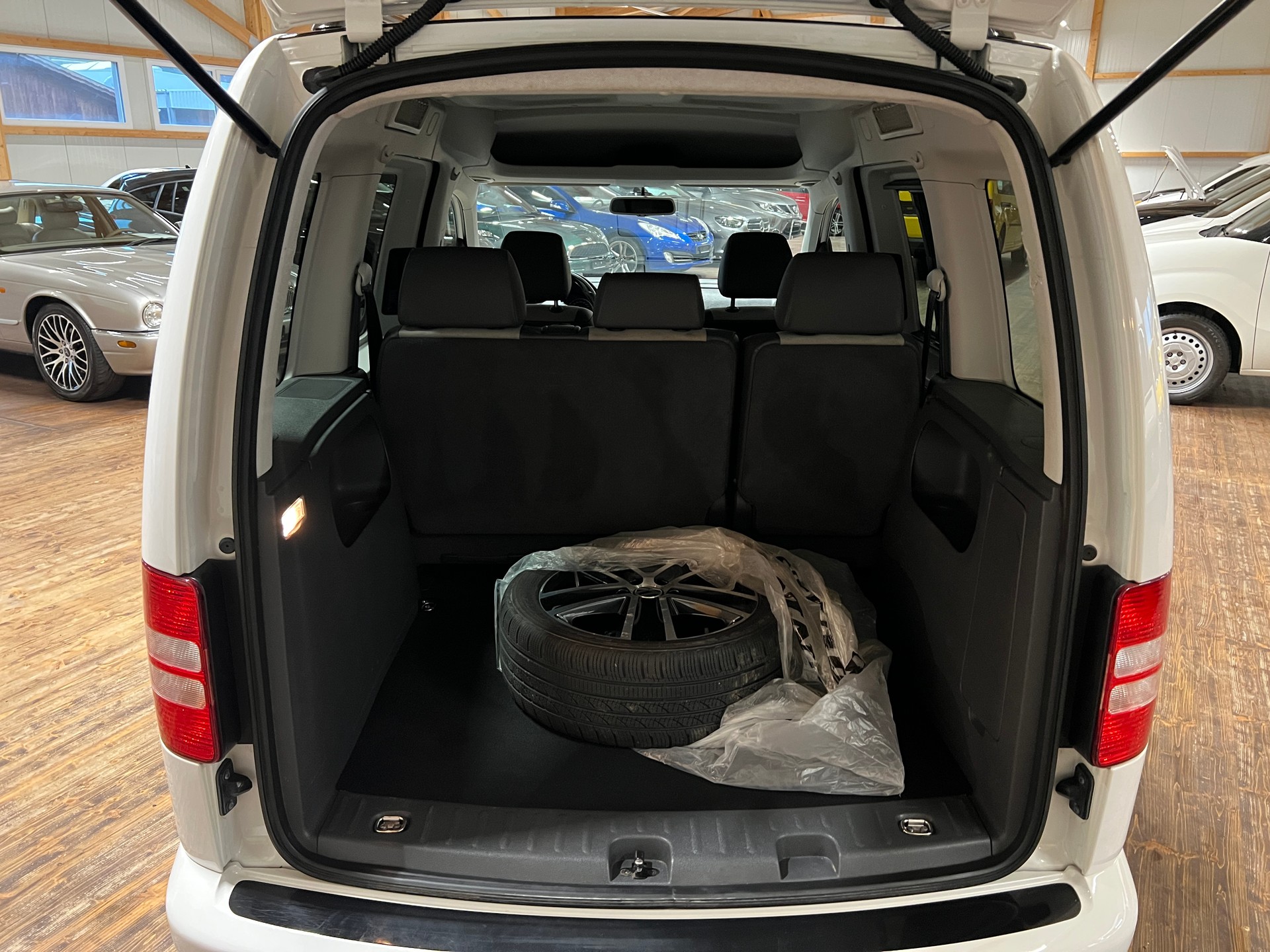 VW Caddy 2.0 TDI BMT Trendline Edition 30-image-14