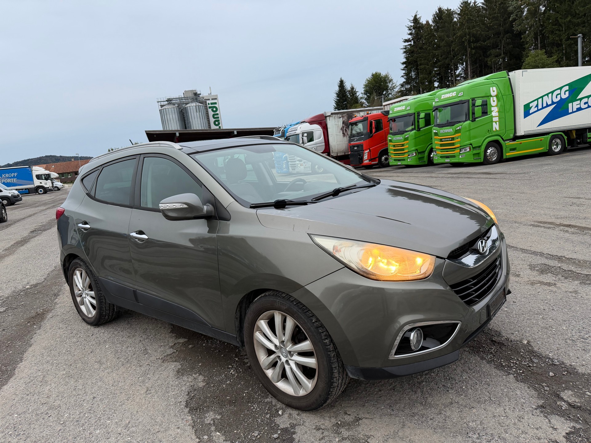 HYUNDAI iX 35 2.0 CRDi Premium 4WD Automatic-image-2