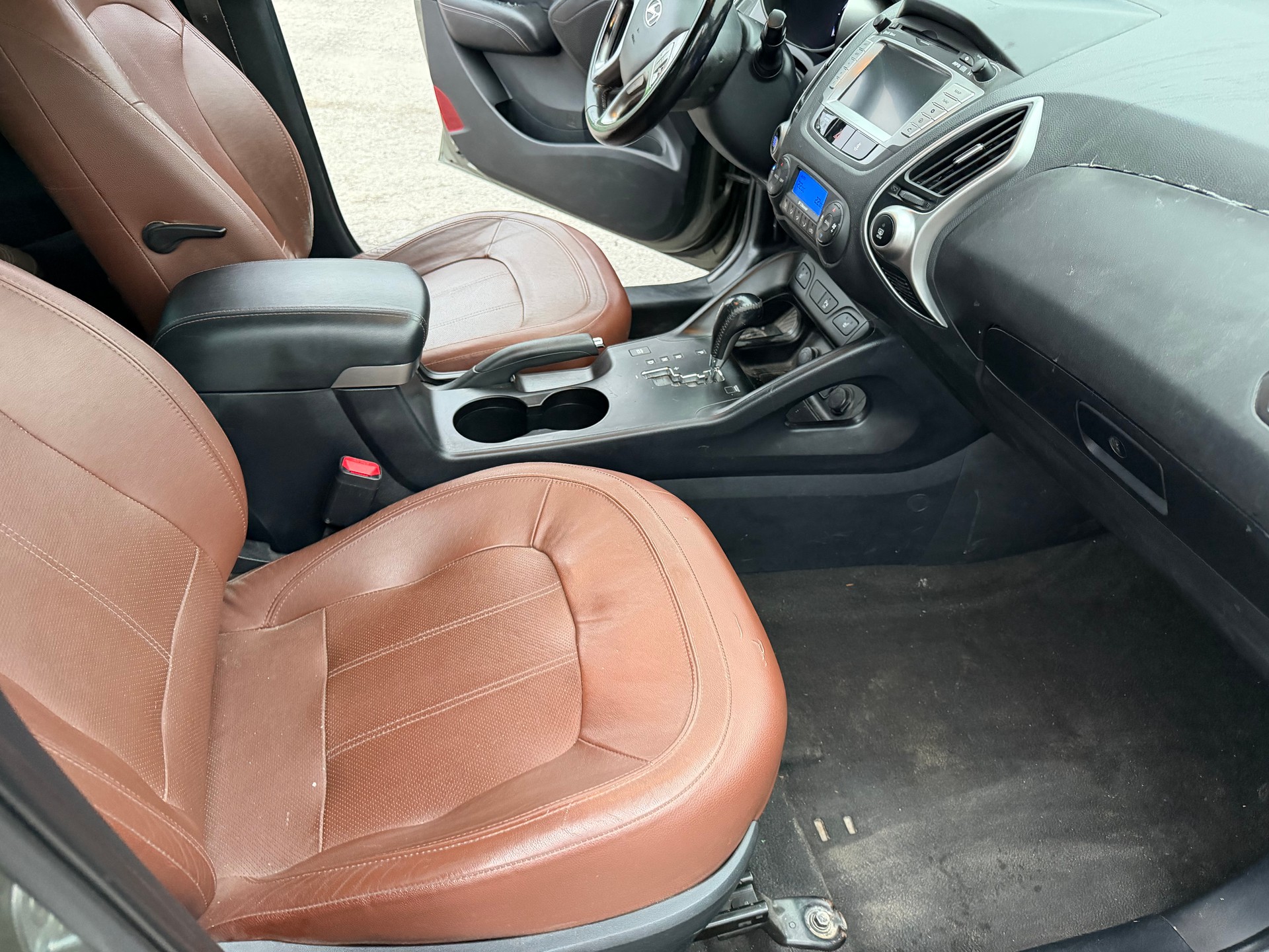 HYUNDAI iX 35 2.0 CRDi Premium 4WD Automatic-image-6