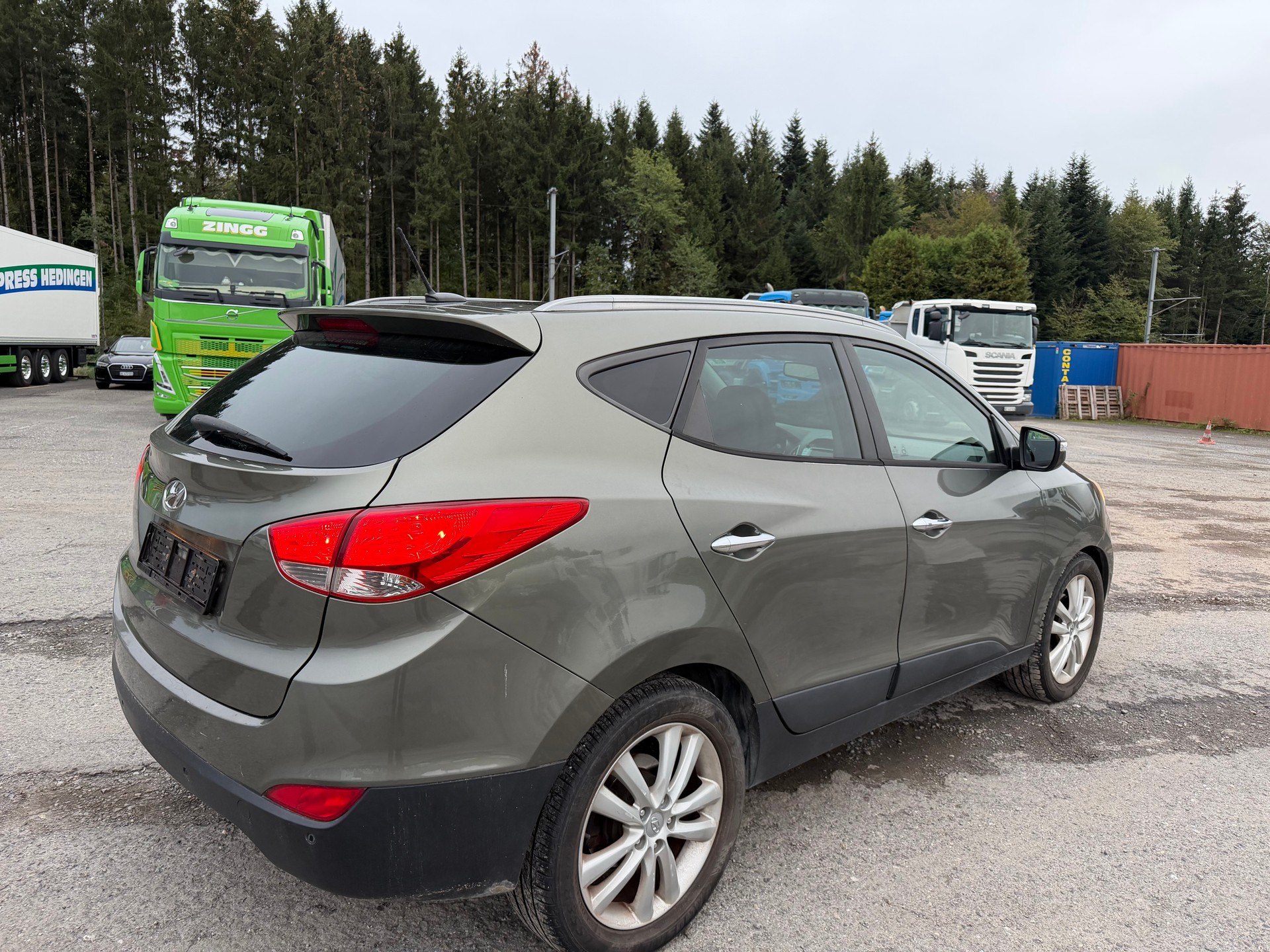 HYUNDAI iX 35 2.0 CRDi Premium 4WD Automatic-image-3