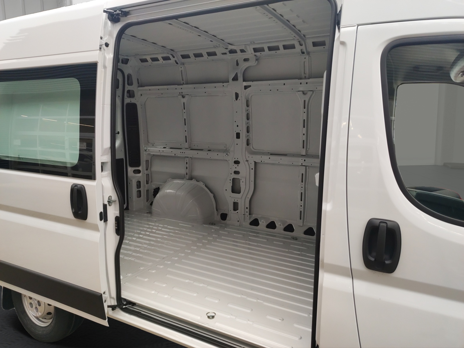 PEUGEOT Boxer 2.2 HDI 335 L2H2-image-7