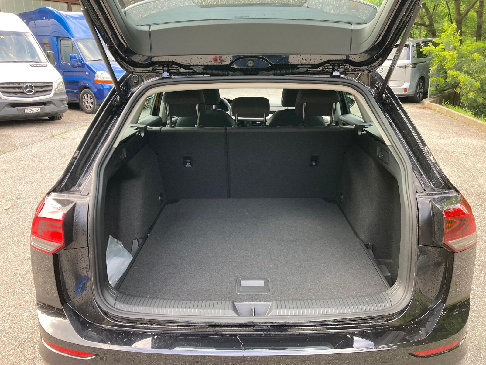 VW Golf Variant 1.0 TSI Life-image-9