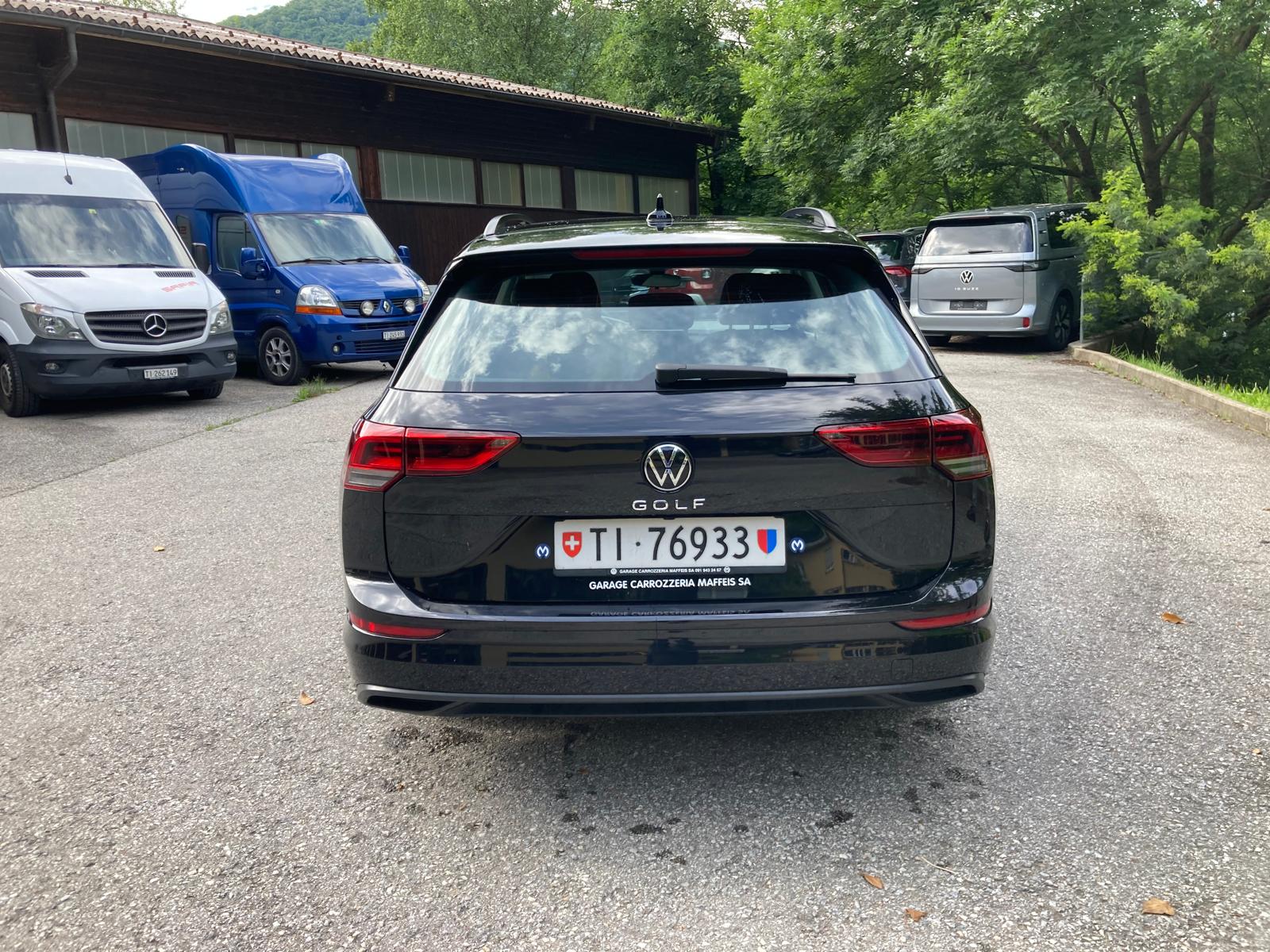 VW Golf Variant 1.0 TSI Life-image-5