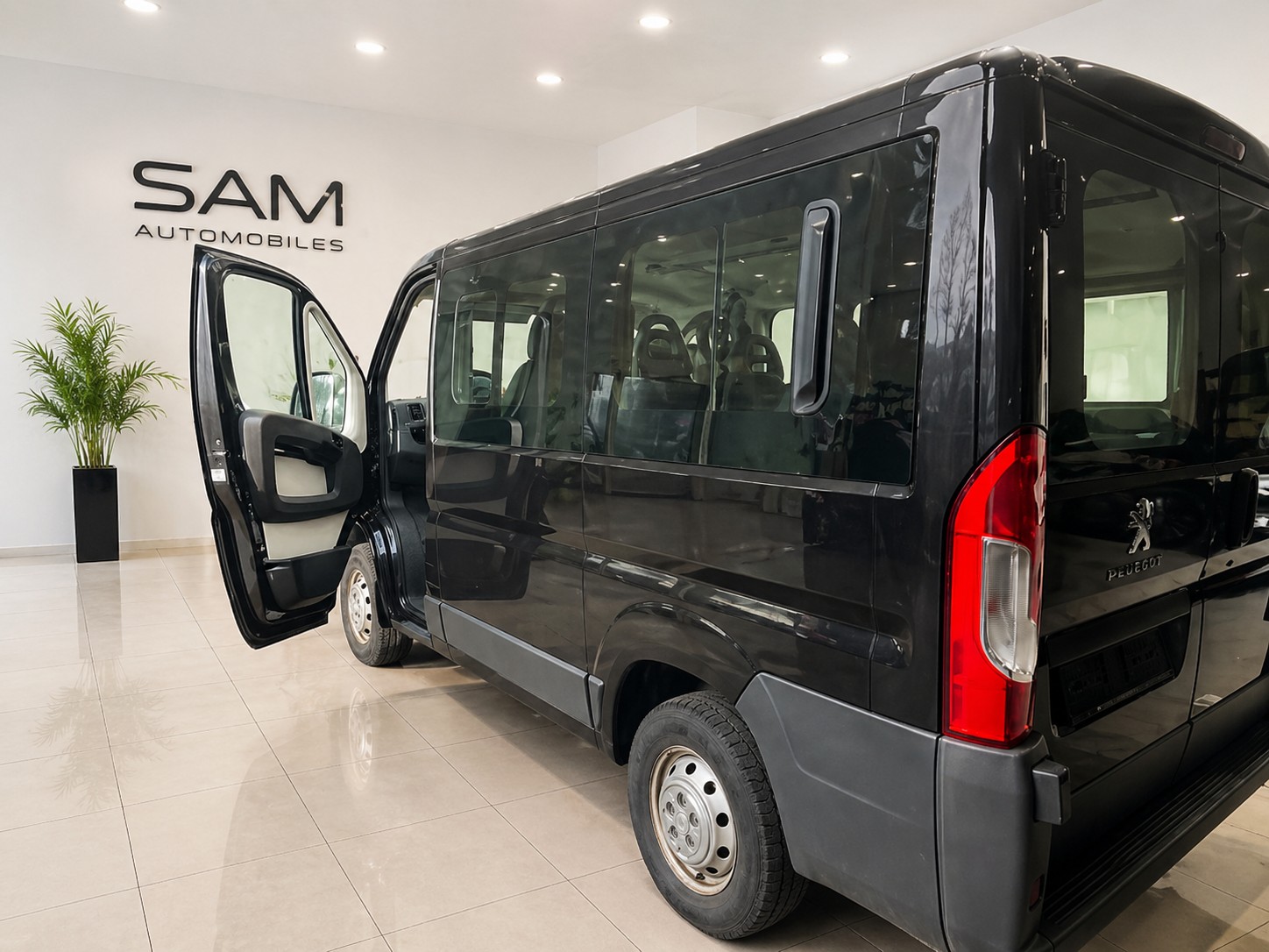 PEUGEOT Boxer 2.0 BlueHDI 330 Active L1H1 .9 place-image-1
