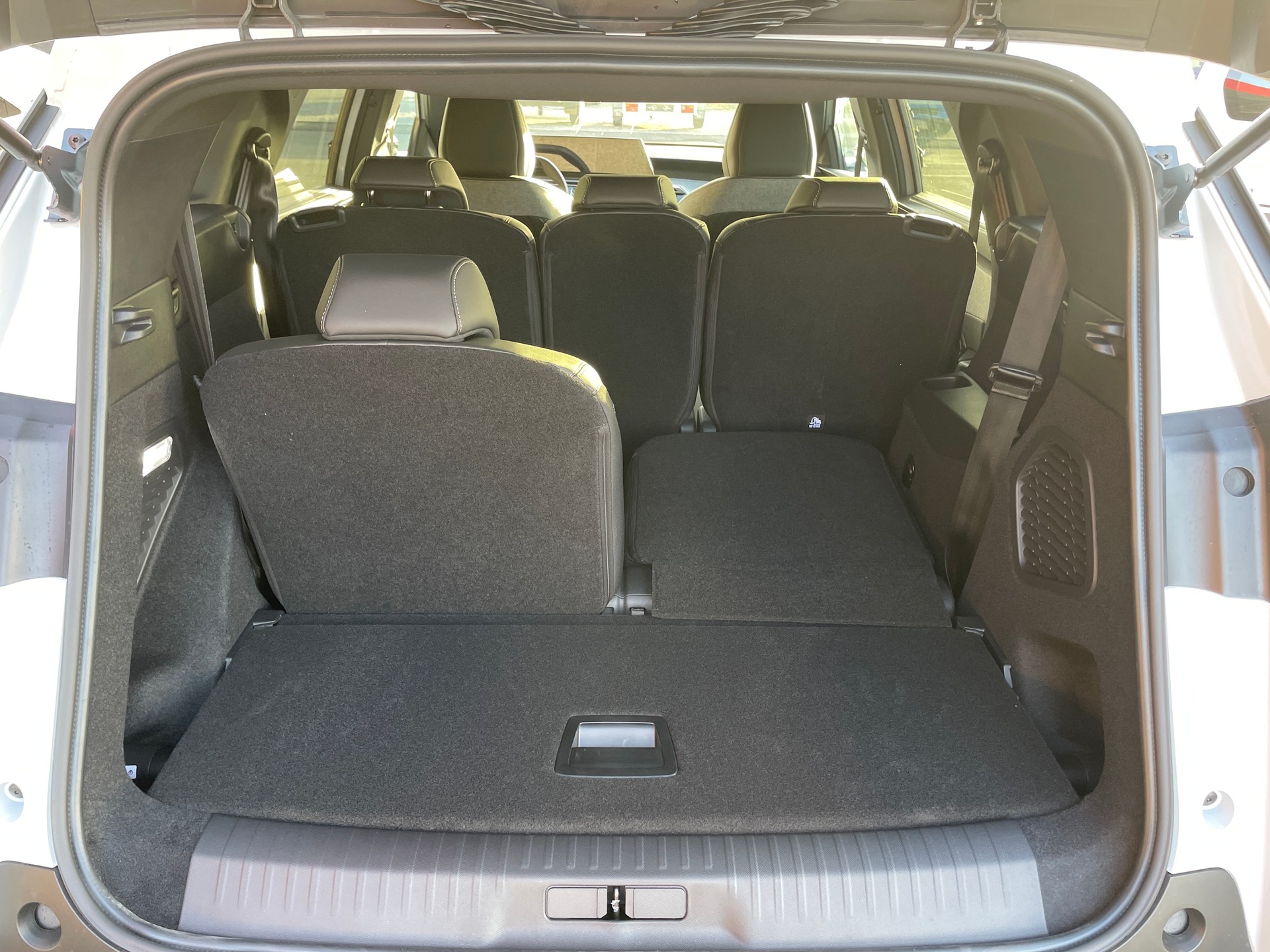 PEUGEOT 5008 145 Hybrid e-DCS6 Allure Premium-showroom-element-3