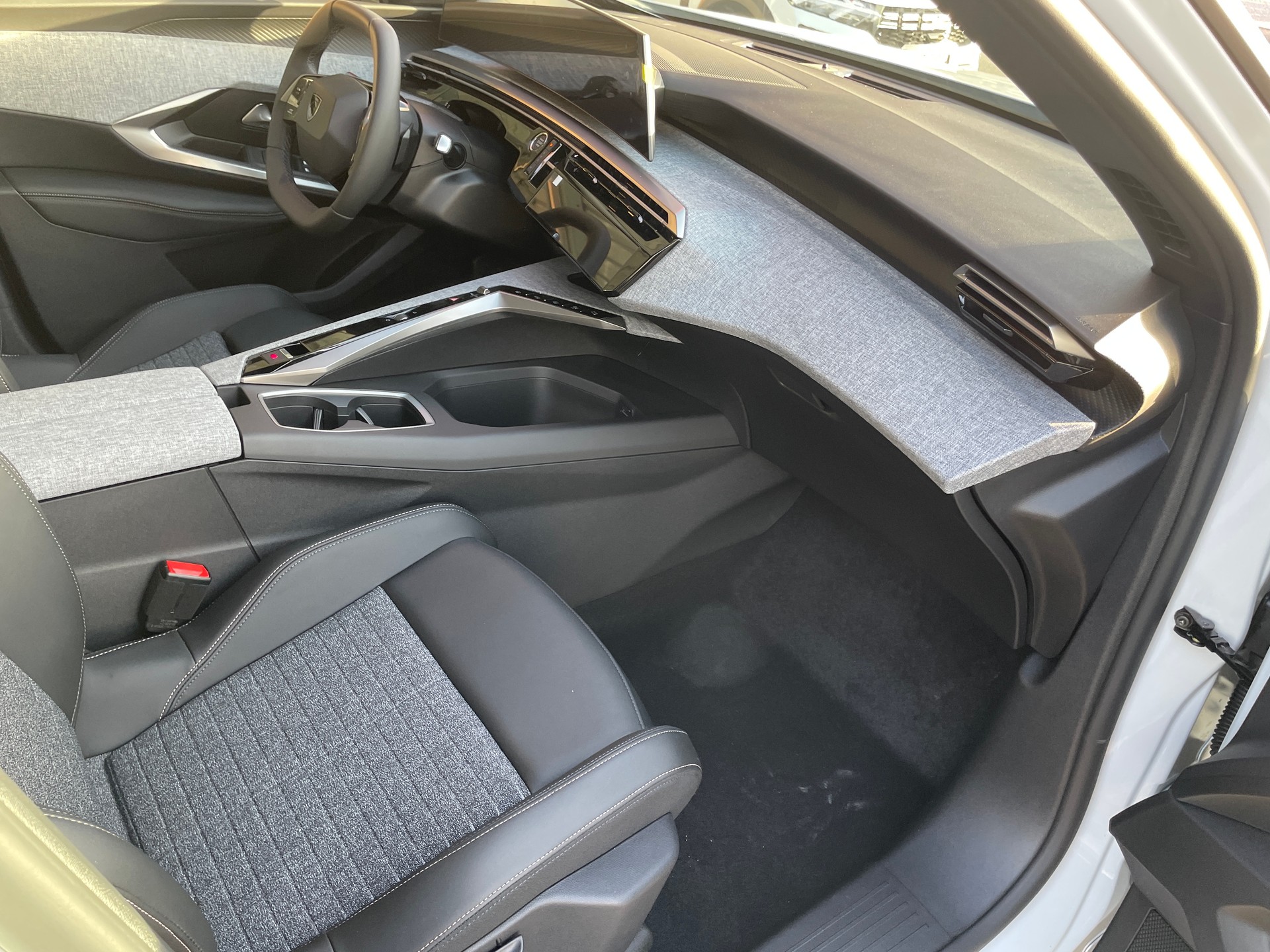 PEUGEOT 5008 145 Hybrid e-DCS6 Allure Premium-image-7