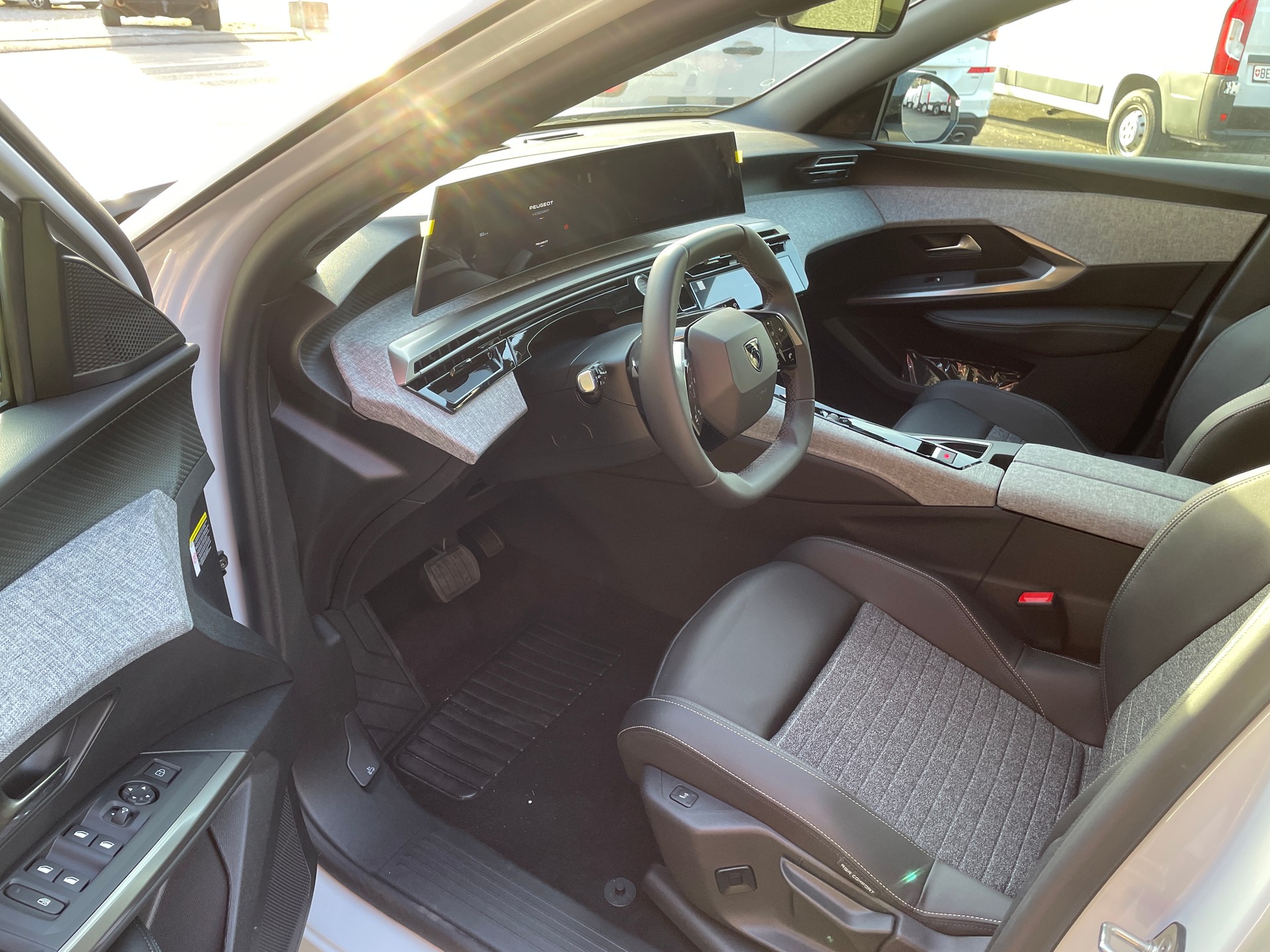 PEUGEOT 5008 145 Hybrid e-DCS6 Allure Premium-image-9