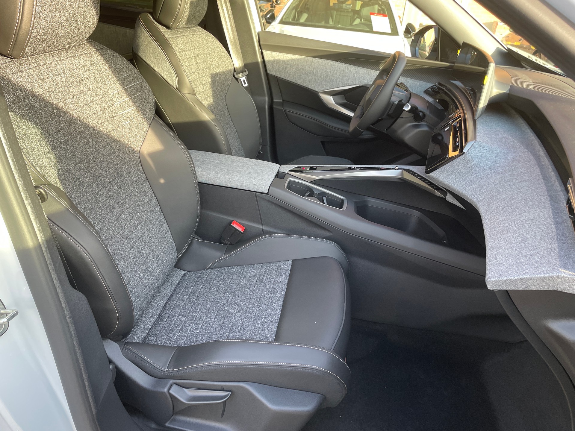 PEUGEOT 5008 145 Hybrid e-DCS6 Allure Premium-image-8