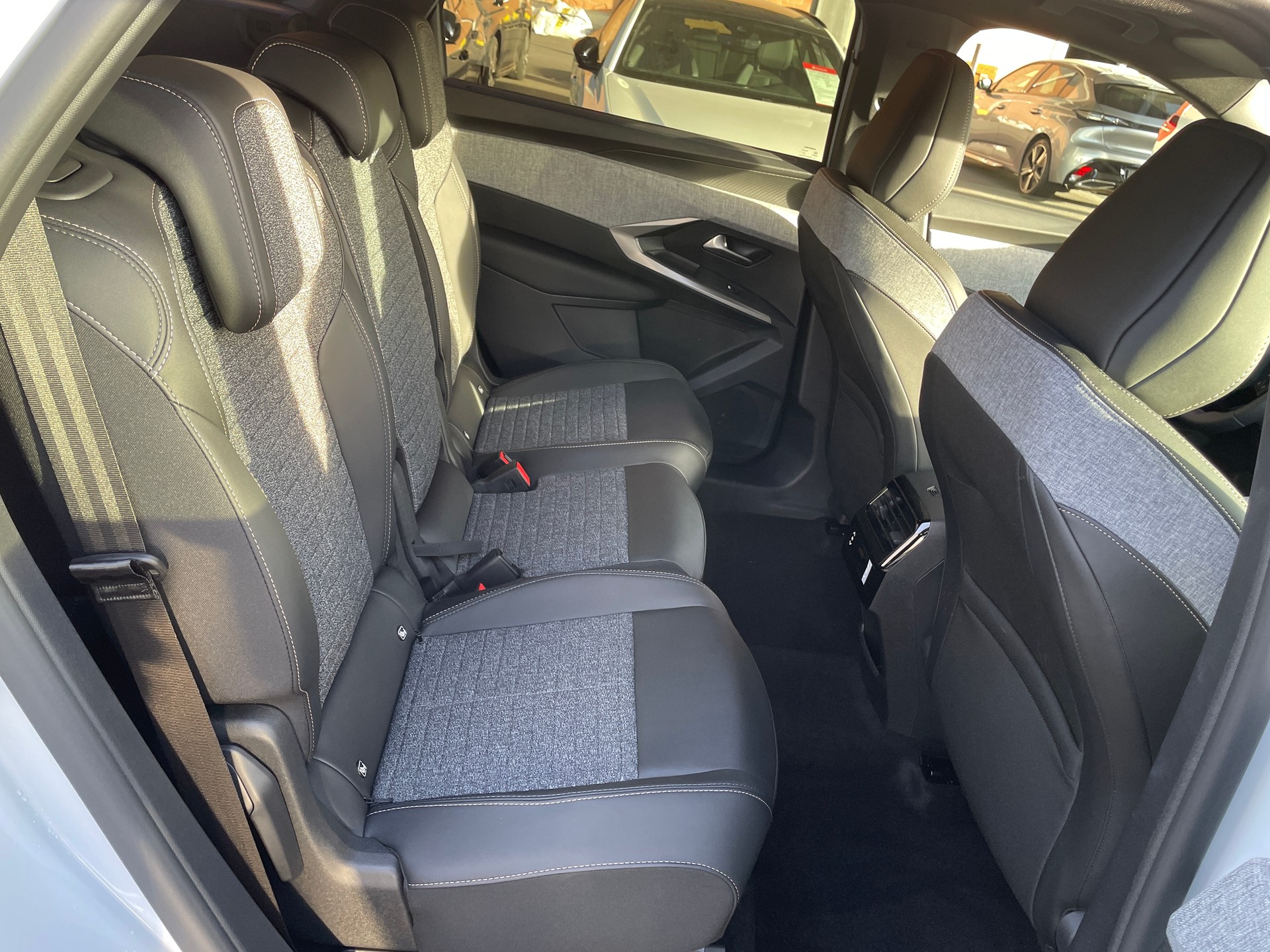PEUGEOT 5008 145 Hybrid e-DCS6 Allure Premium-image-4