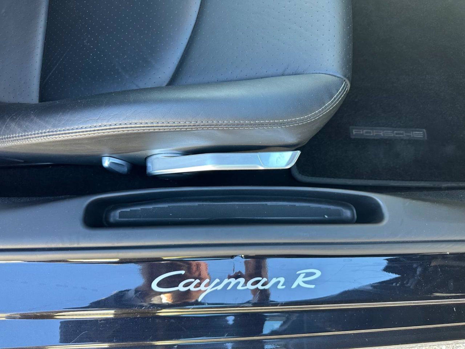 PORSCHE Cayman R-image-23