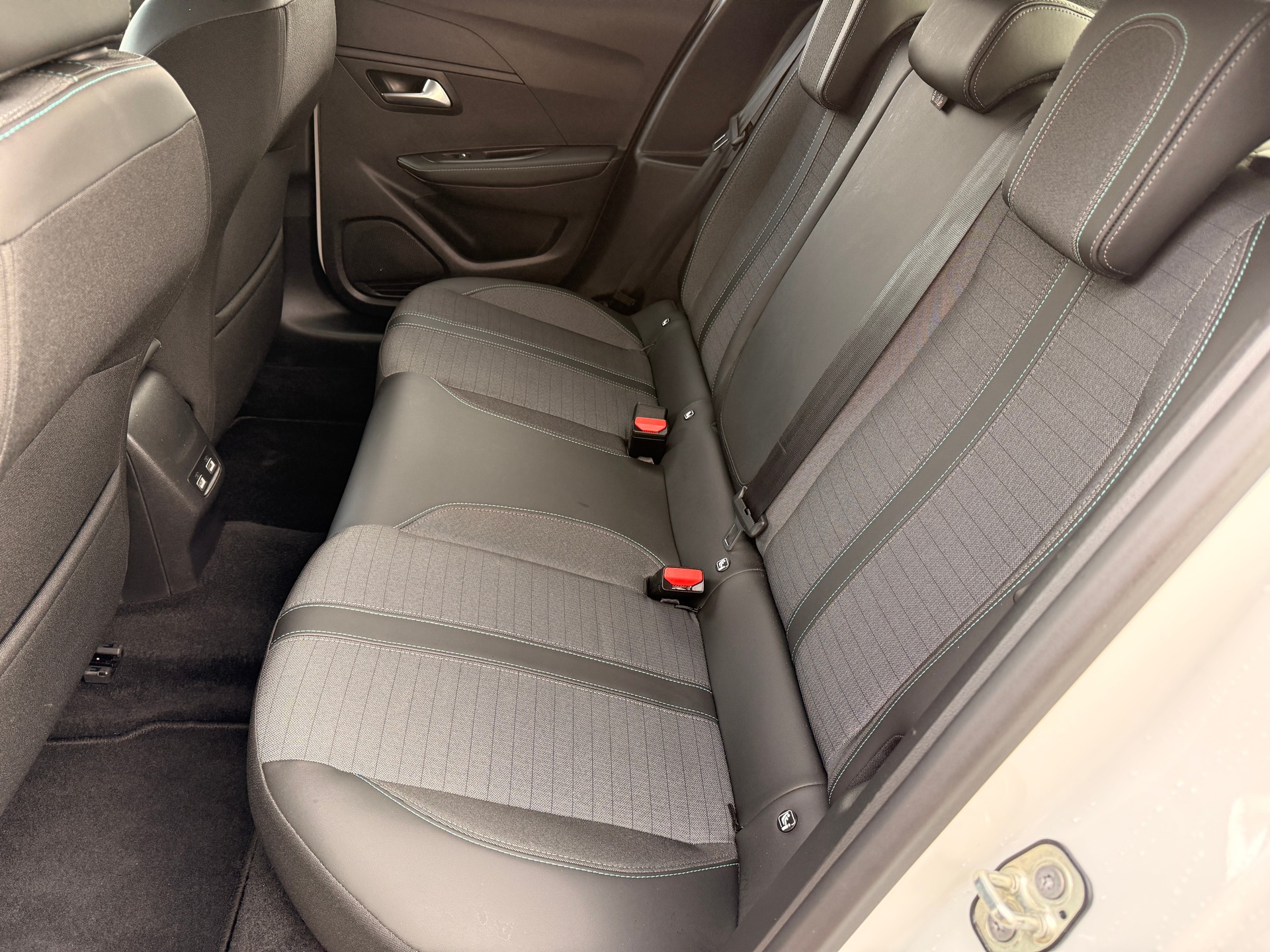 PEUGEOT 208 1.2 PureTech Allure Pack EAT8-image-6