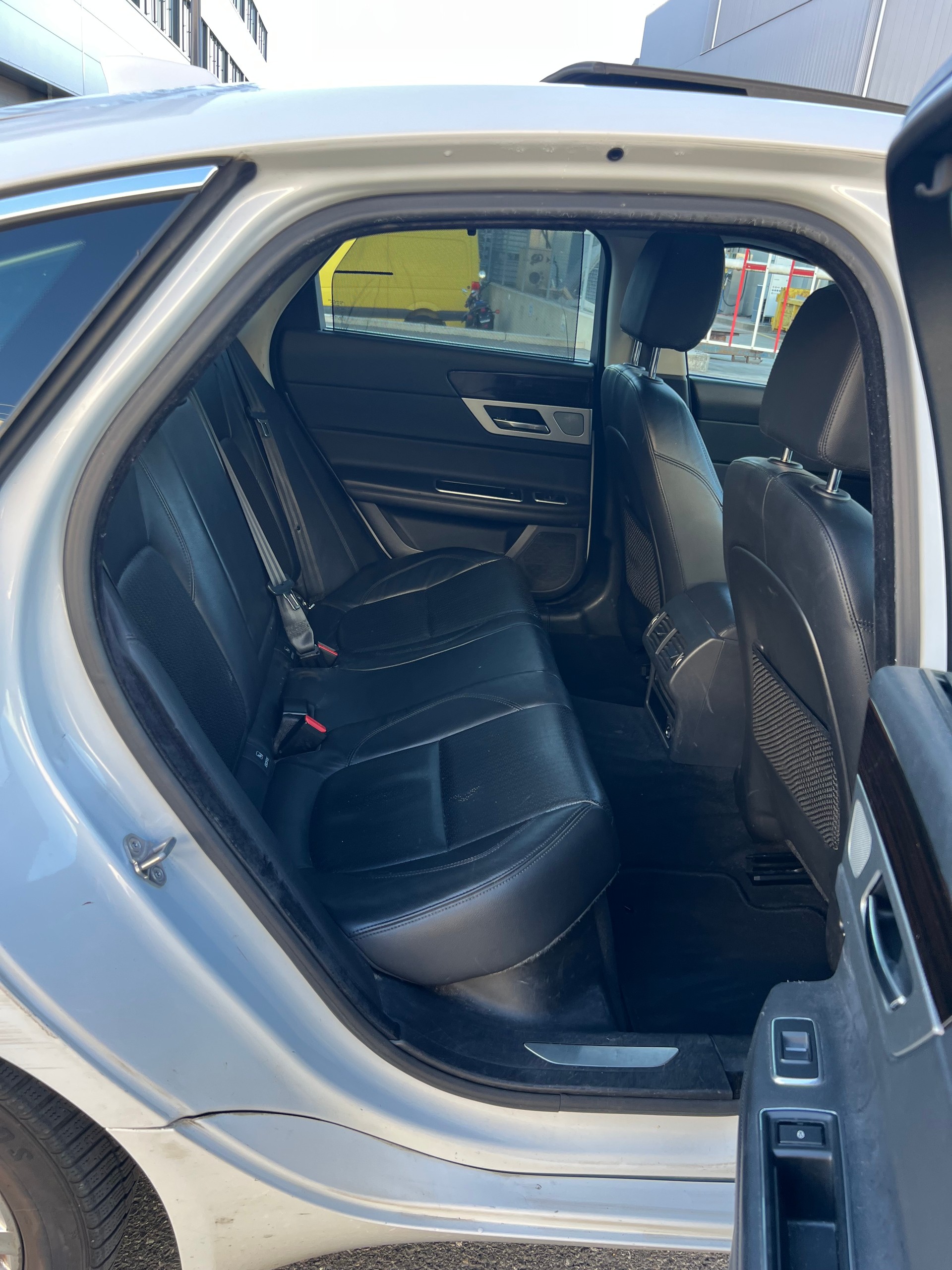 JAGUAR XF 20d Prestige Automatic-image-15