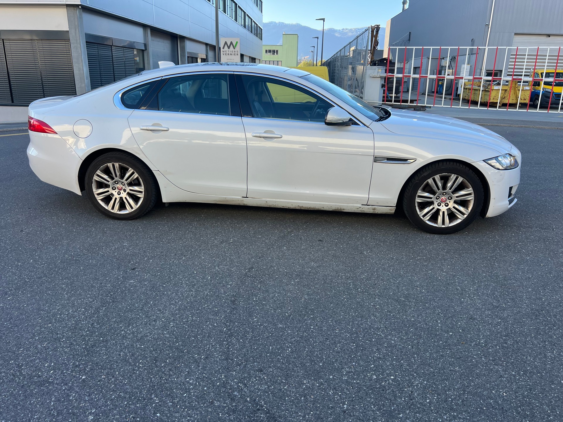 JAGUAR XF 20d Prestige Automatic-image-5
