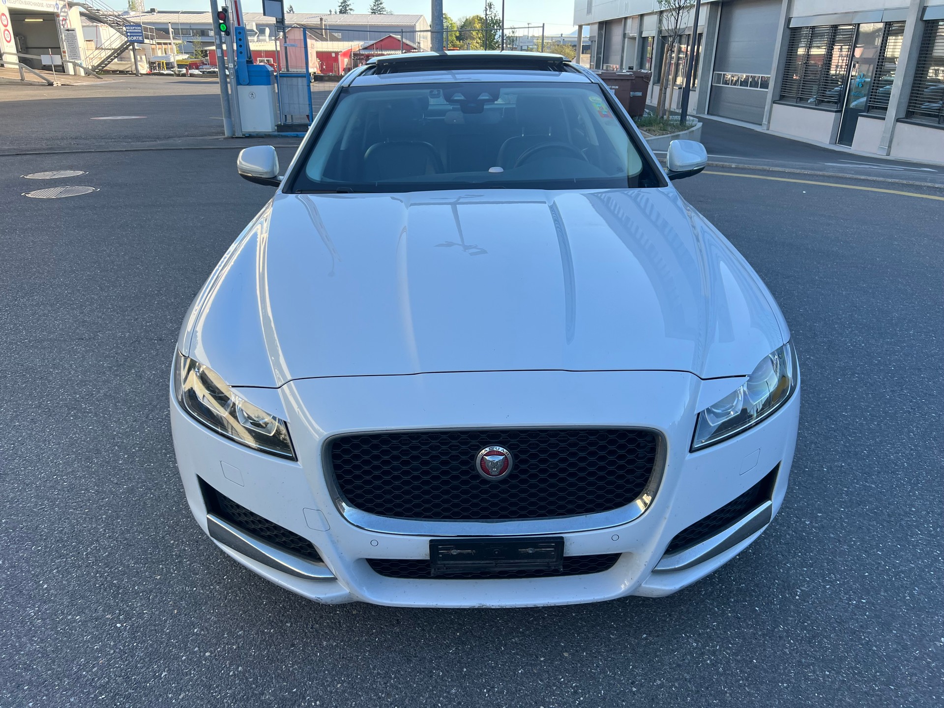 JAGUAR XF 20d Prestige Automatic-image-1