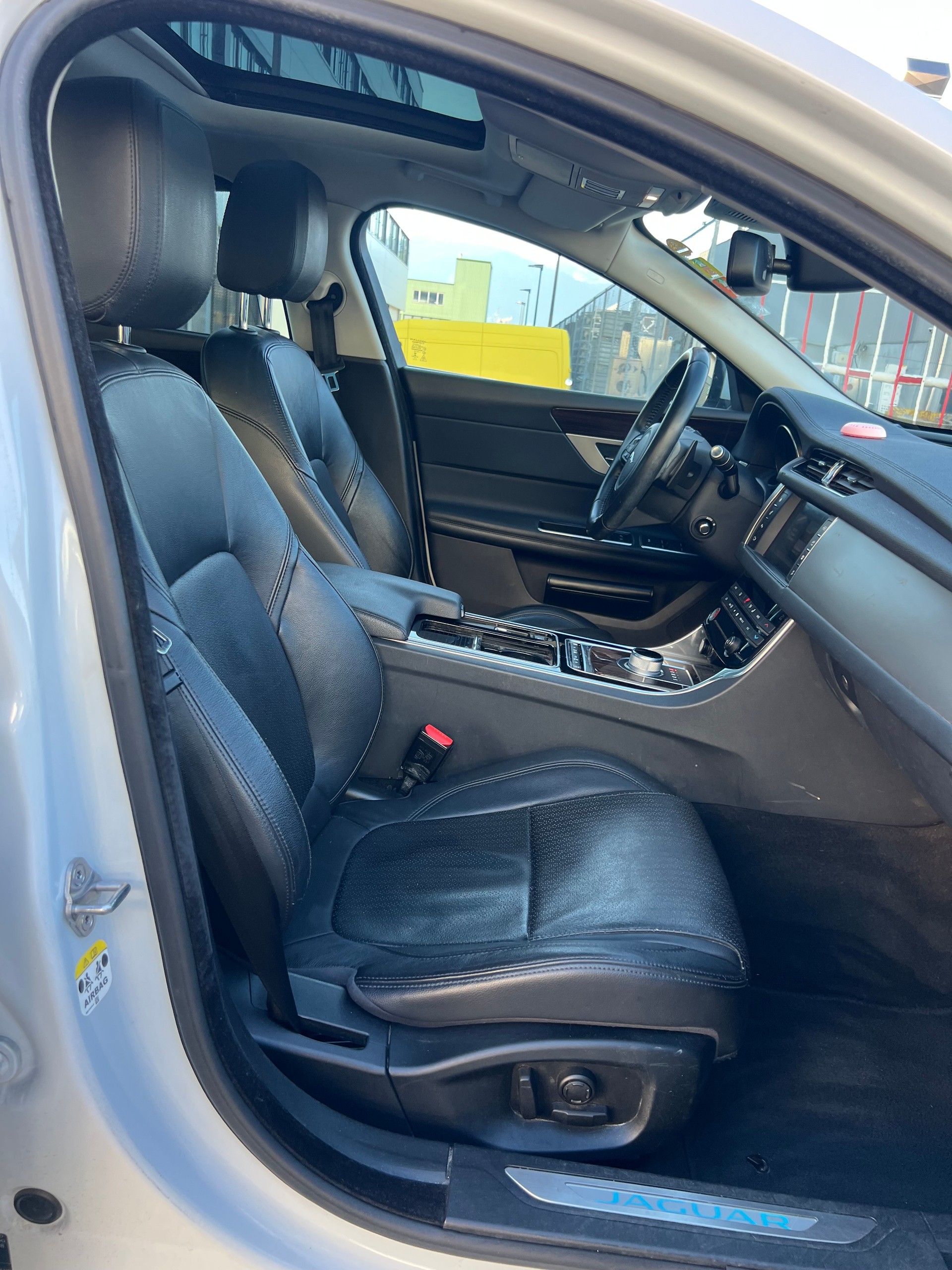 JAGUAR XF 20d Prestige Automatic-image-14