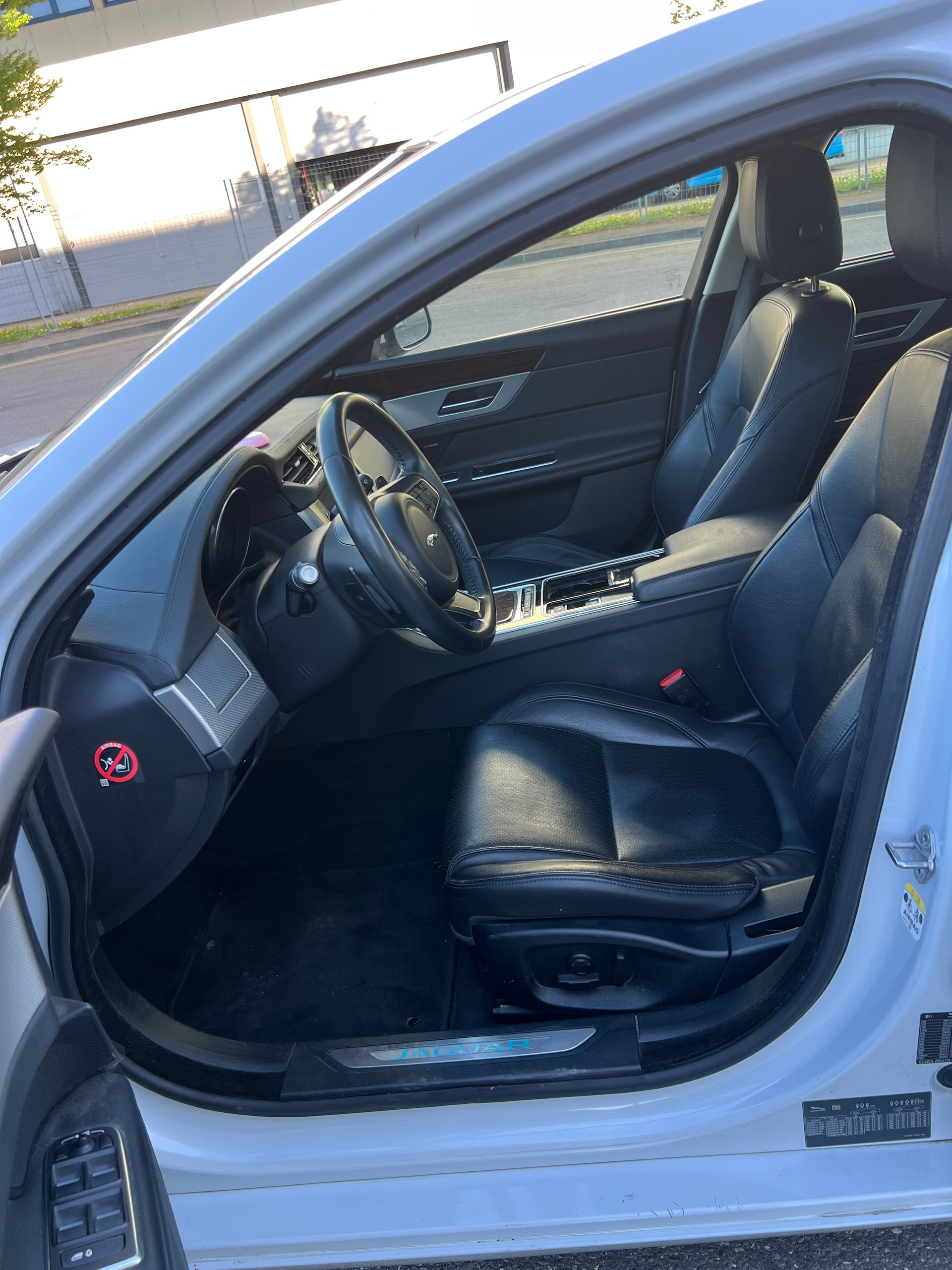 JAGUAR XF 20d Prestige Automatic-image-8