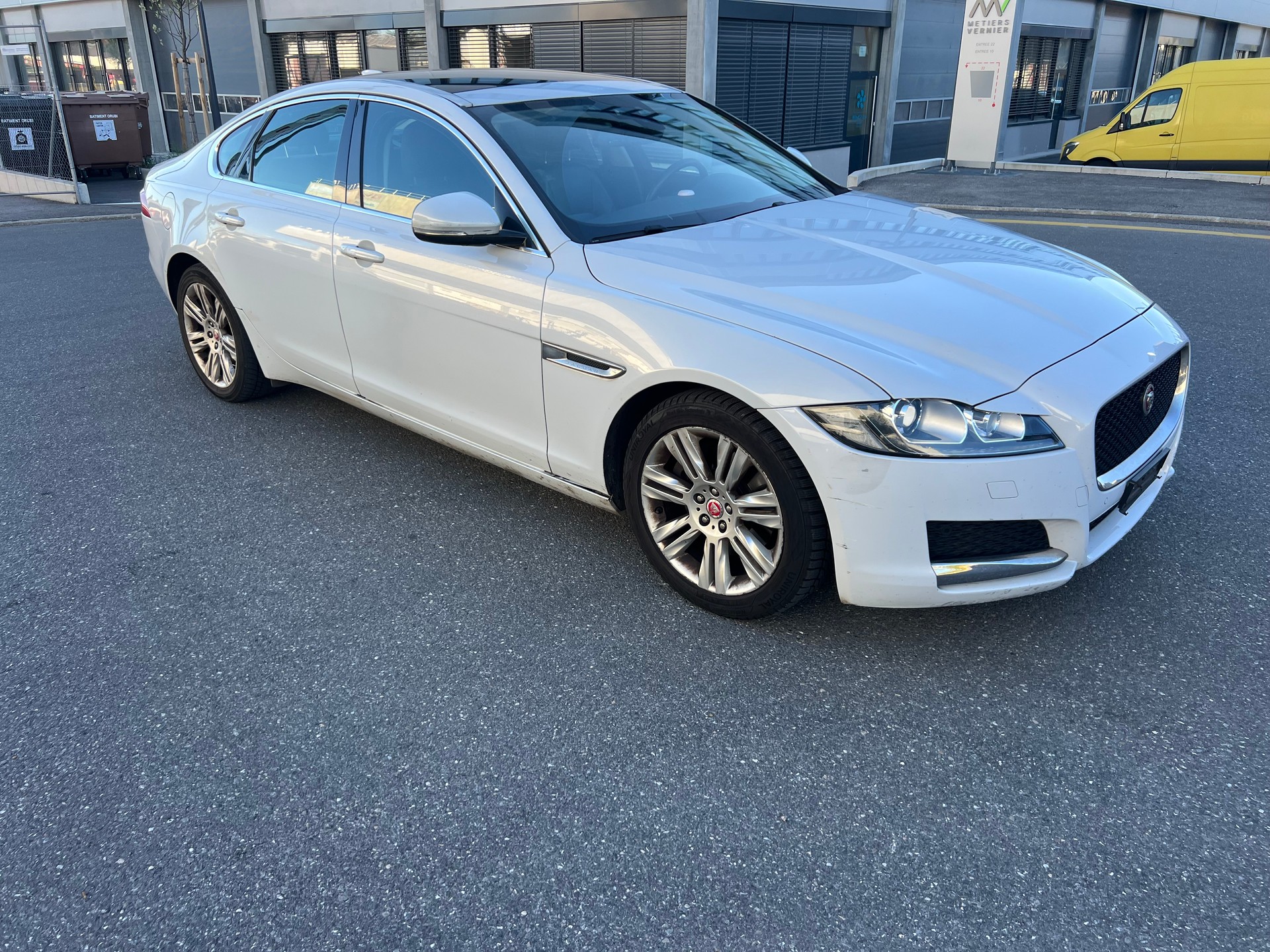 JAGUAR XF 20d Prestige Automatic-image-6