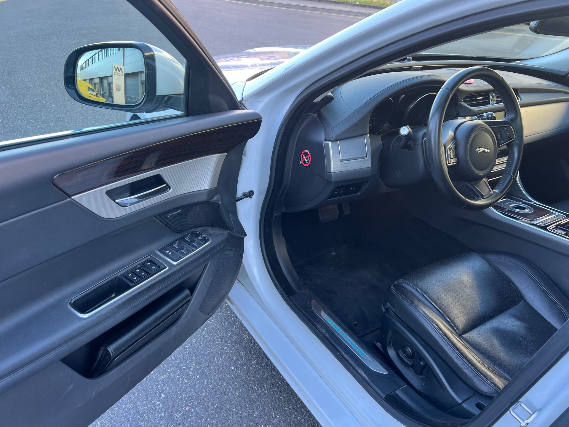JAGUAR XF 20d Prestige Automatic-image-7