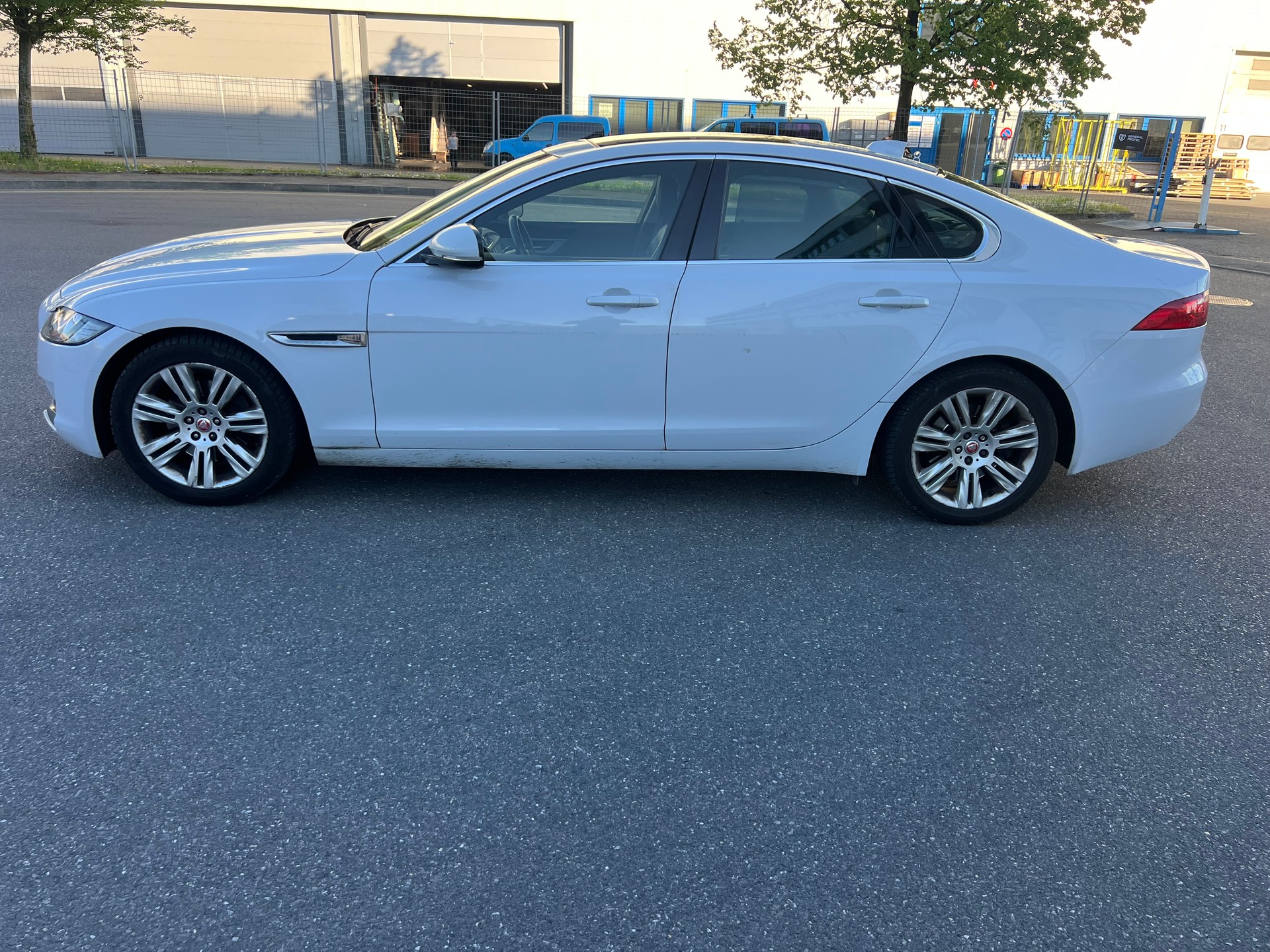 JAGUAR XF 20d Prestige Automatic-image-2