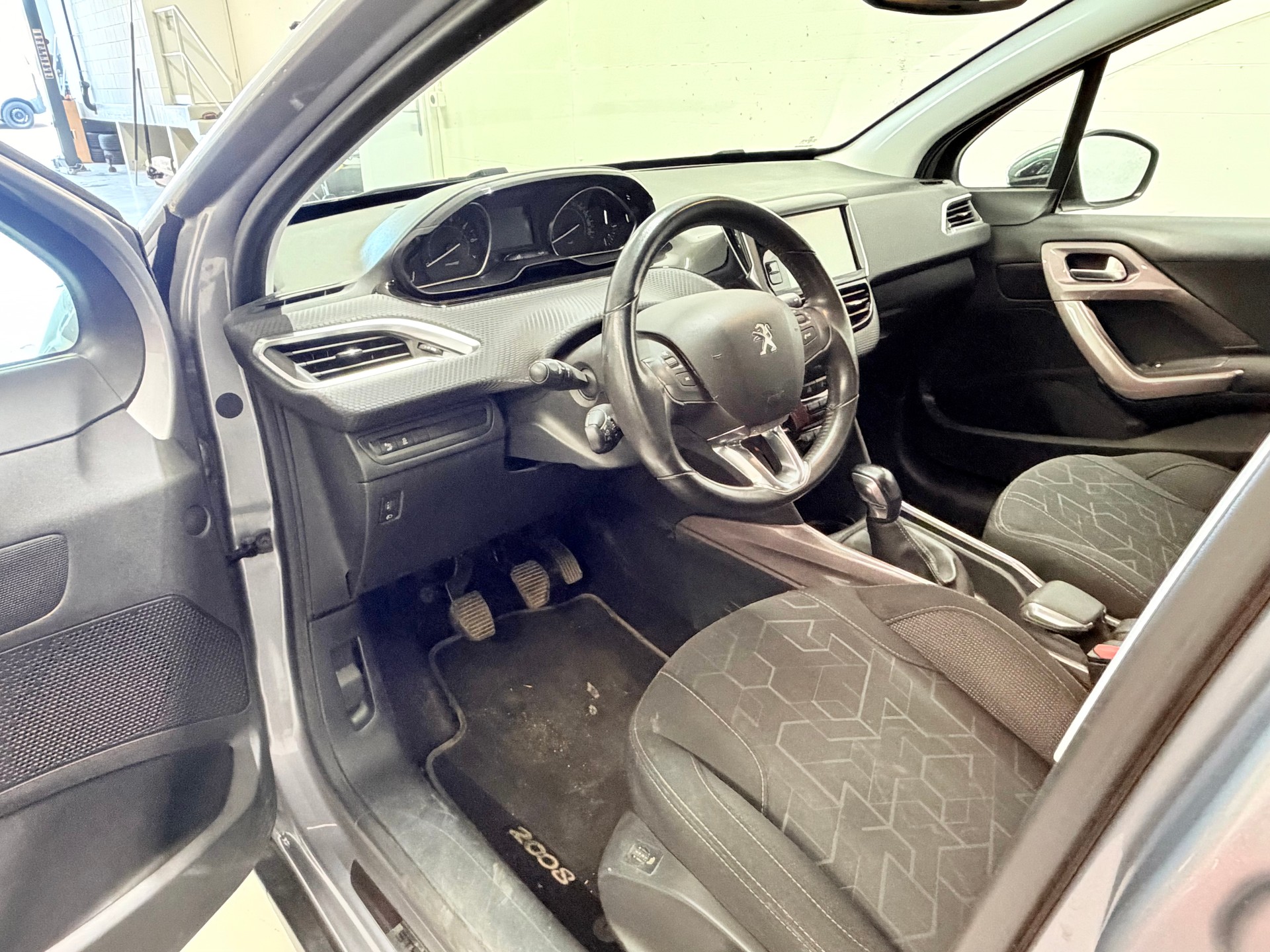 PEUGEOT 2008 1.2 PureTech Style-image-8