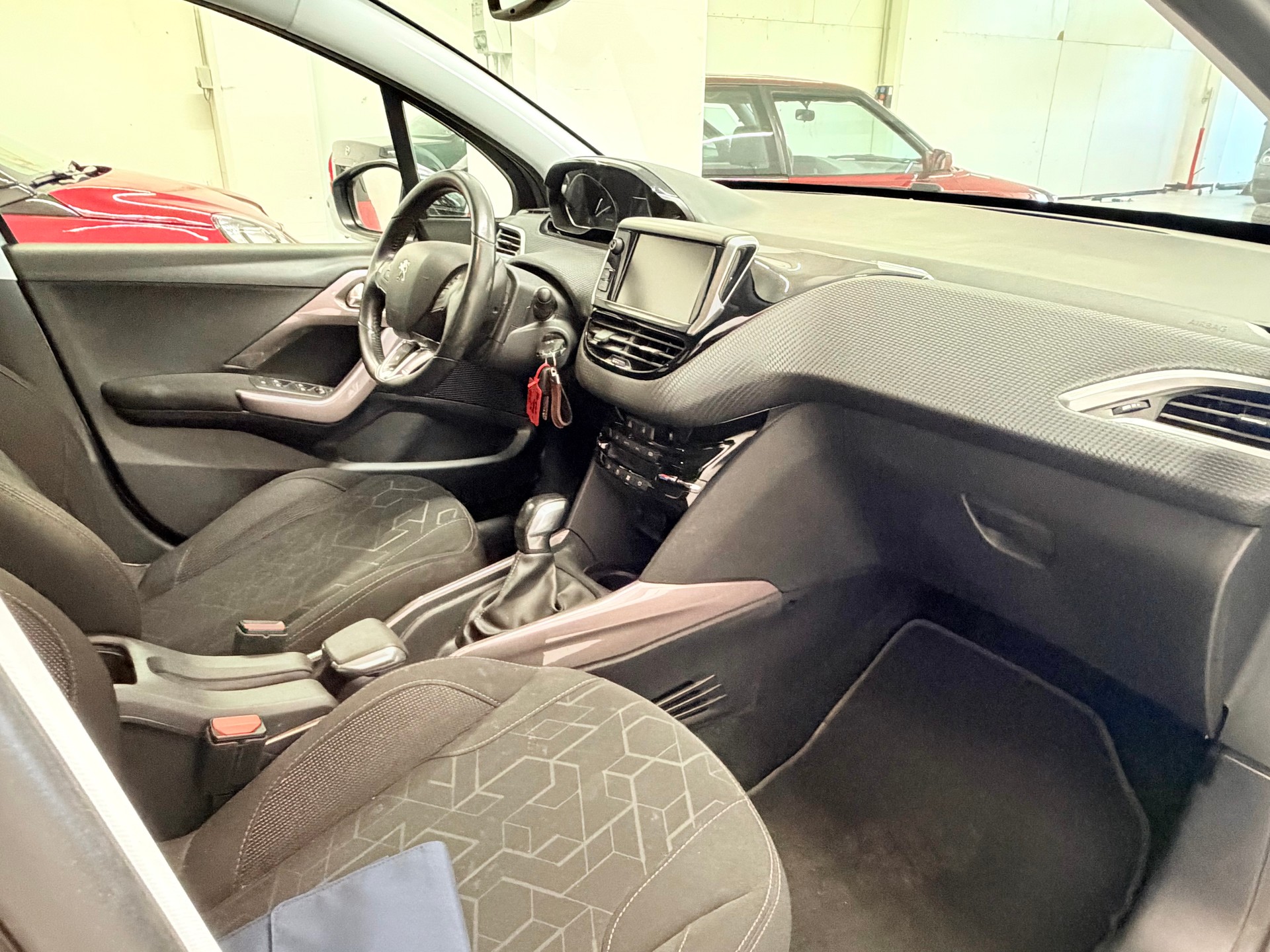 PEUGEOT 2008 1.2 PureTech Style-image-9