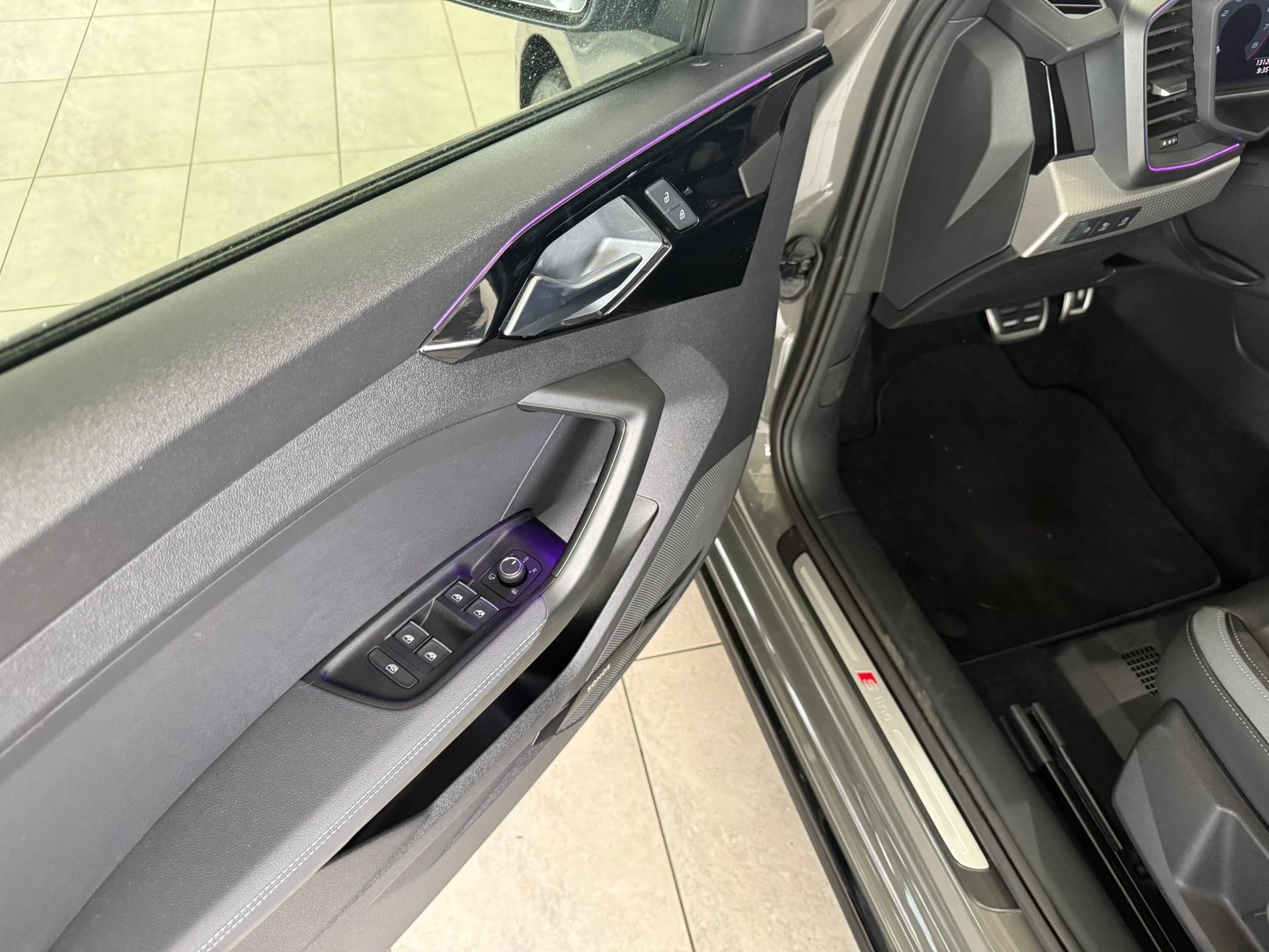 AUDI A1 Sportback 40 TFSI S Line S-tronic, chronosgrau metallic-image-11