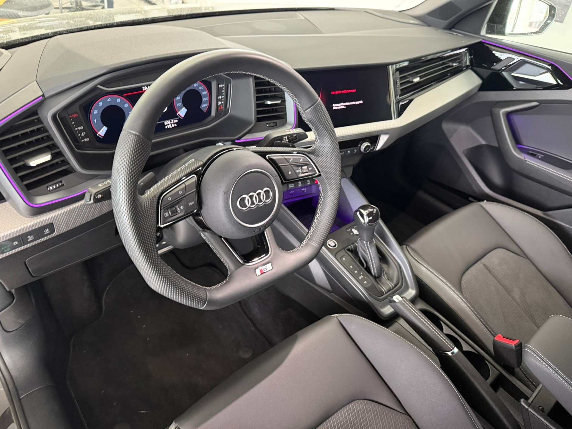AUDI A1 Sportback 40 TFSI S Line S-tronic, chronosgrau metallic-image-12