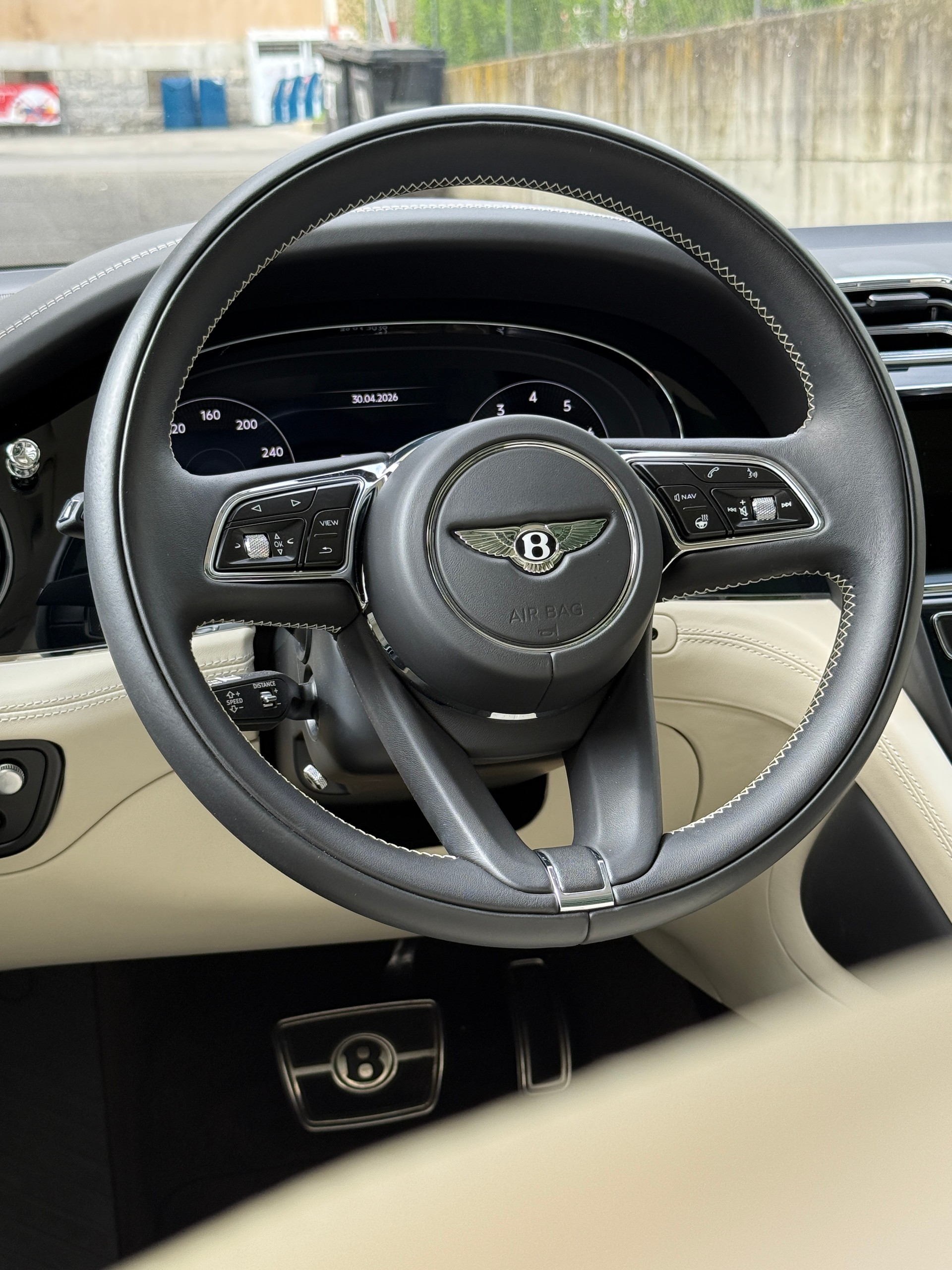 BENTLEY Bentayga V8 First Edition-image-10