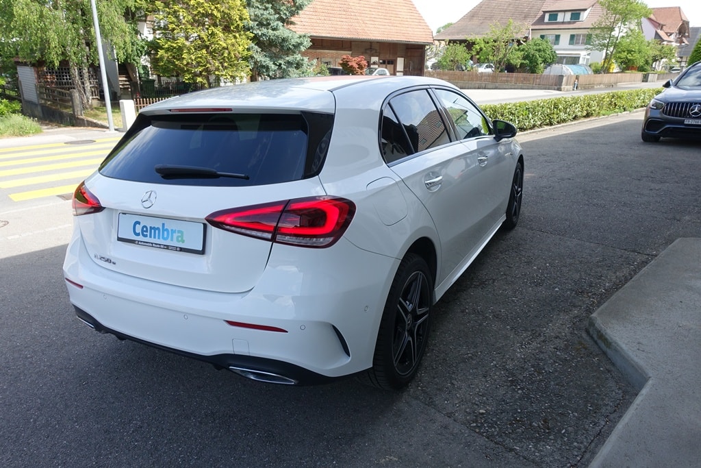 MERCEDES-BENZ A 250 e AMG Line 8G-DCT-image-3