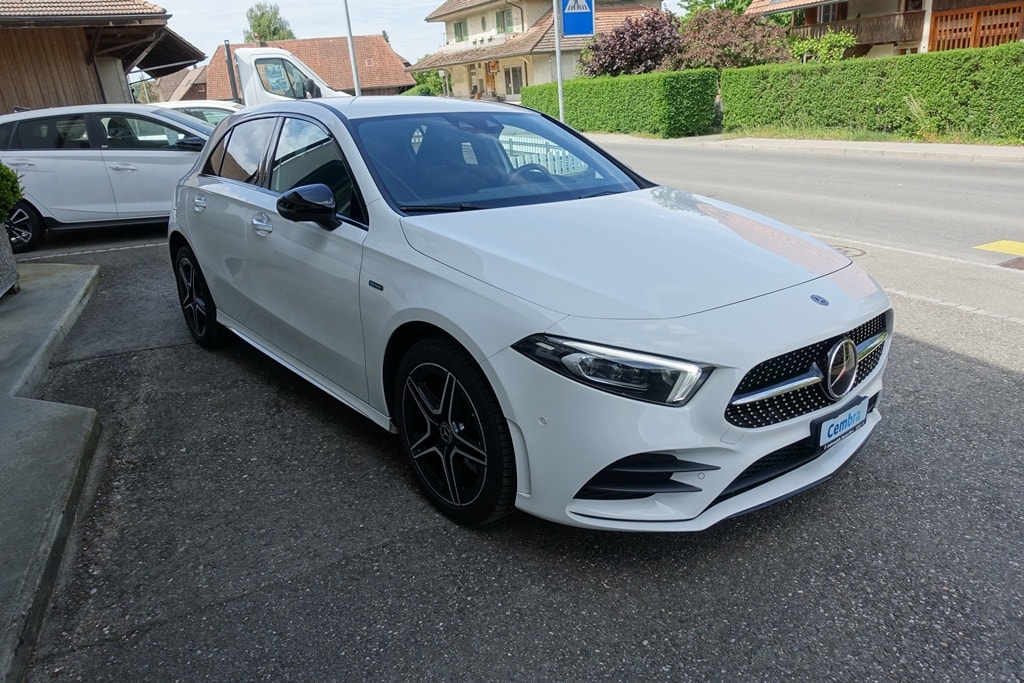 MERCEDES-BENZ A 250 e AMG Line 8G-DCT-image-2