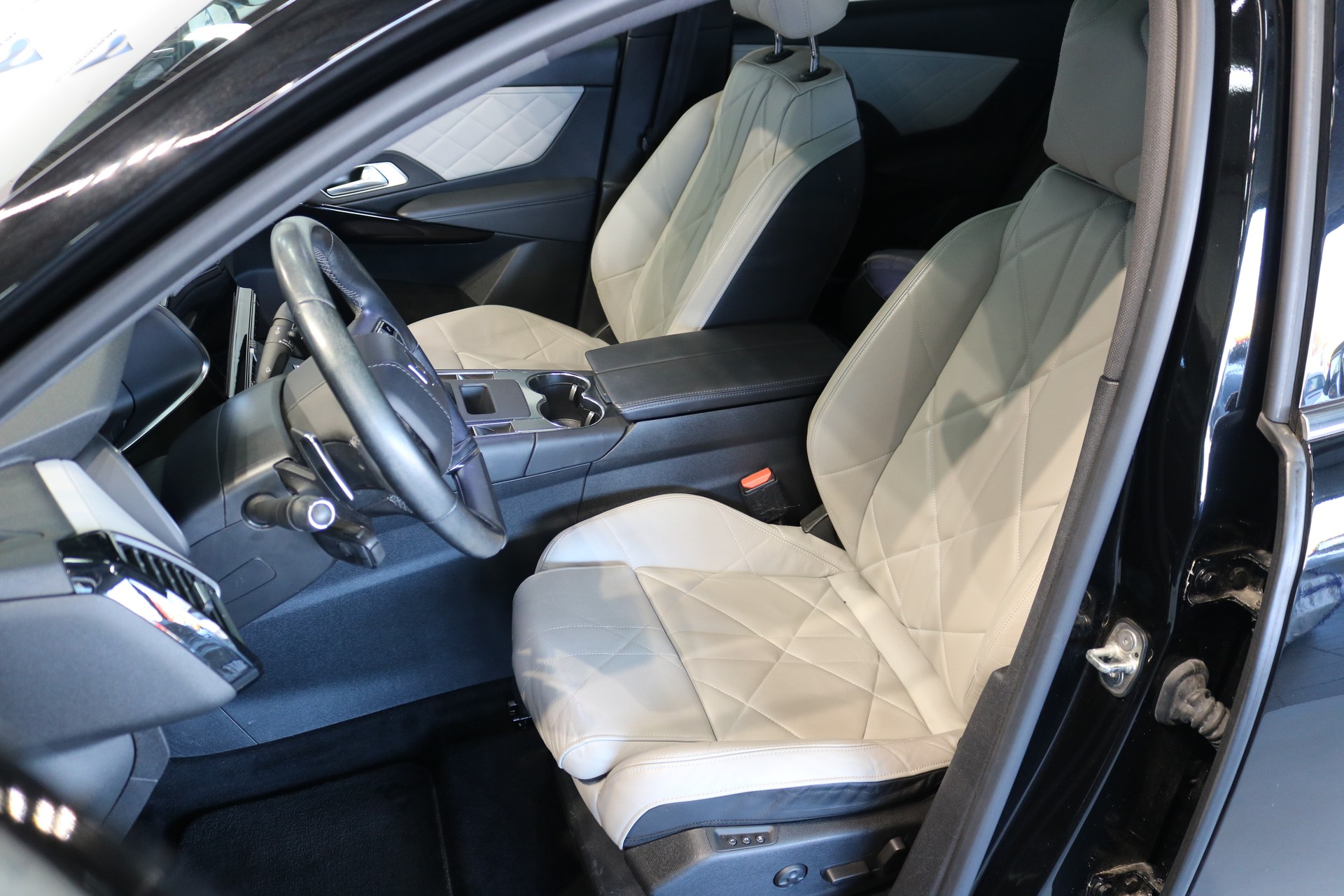 DS AUTOMOBILES DS 7 Crossback E-Tense 300 4x4 RIVOLI-showroom-element-1