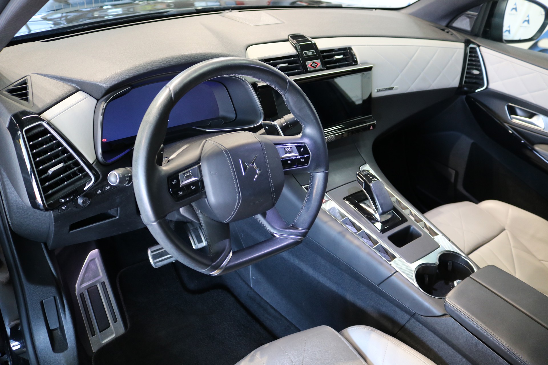 DS AUTOMOBILES DS 7 Crossback E-Tense 300 4x4 RIVOLI-showroom-element-2