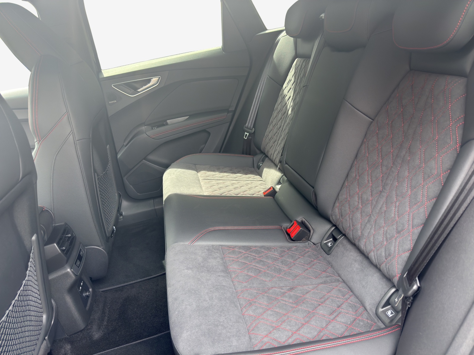 AUDI Q4 e-tron 45 Edition Swiss Ski quattro-image-11