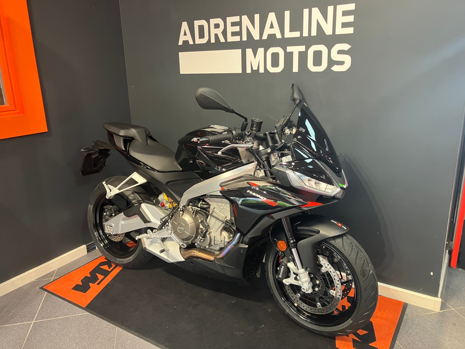 APRILIA Tuono 660 Factory-showroom-element-1