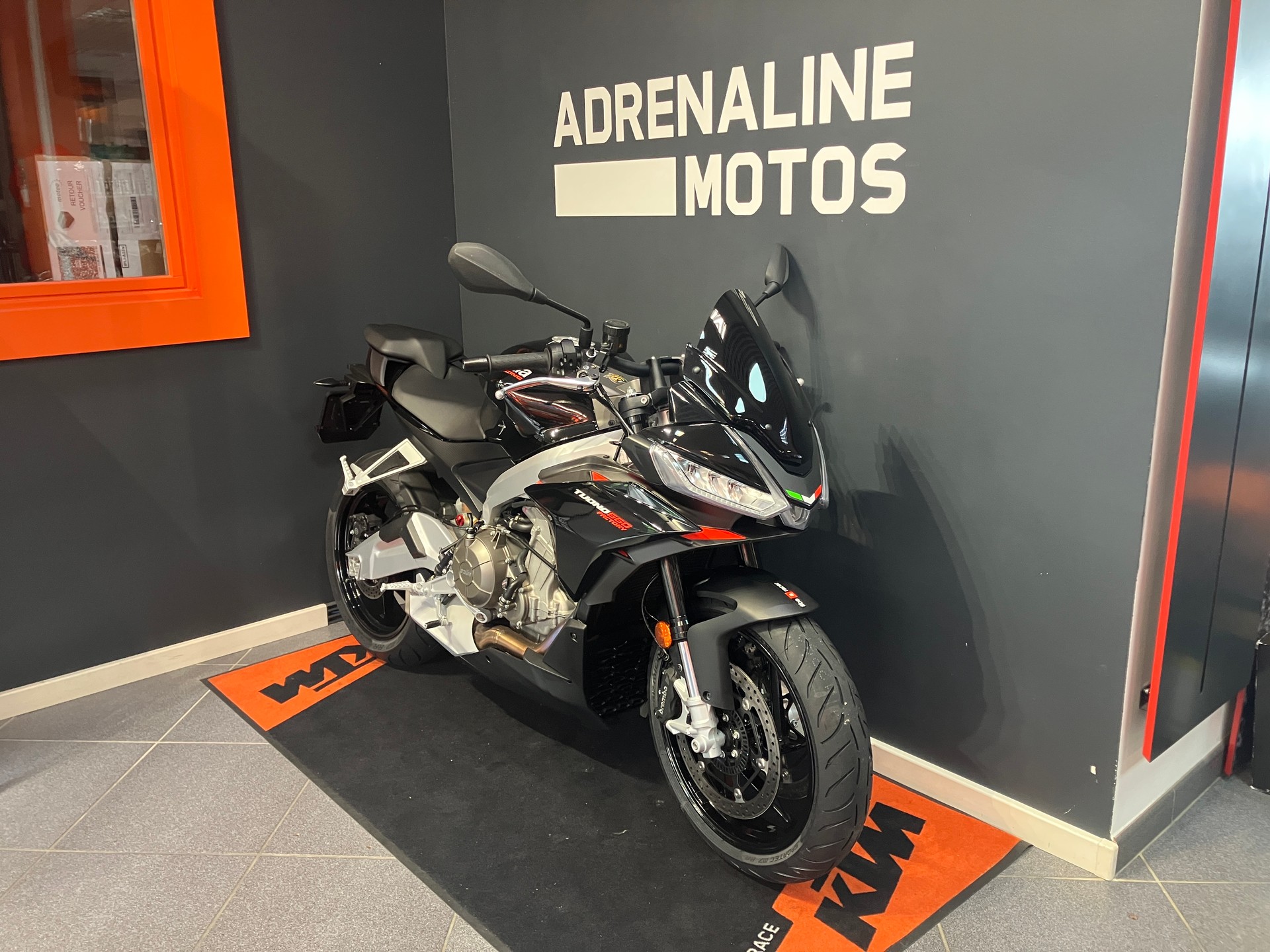 APRILIA Tuono 660 Factory-showroom-element-2