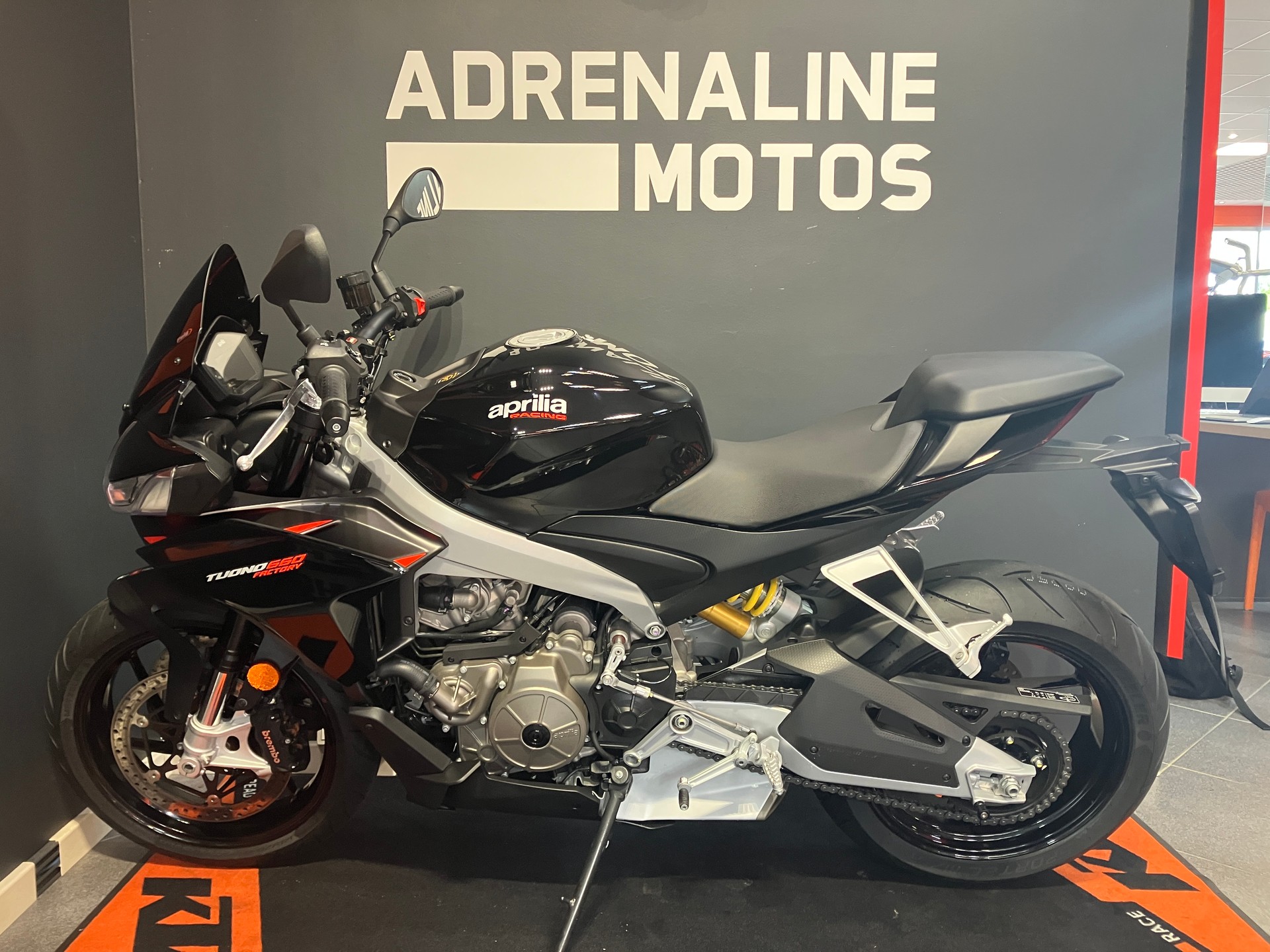 APRILIA Tuono 660 Factory-showroom-element-3