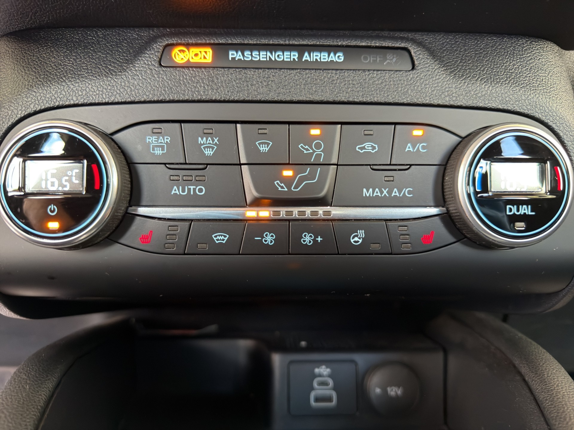 FORD Kuga 2.0 TDCi EcoBlue Titanium 4WD-image-14