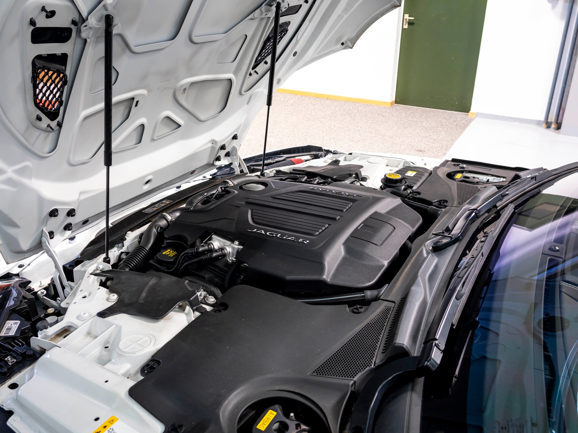 JAGUAR F-Type Coupé 3.0 V6 S/C AWD Chequered Flag Automatik-image-22