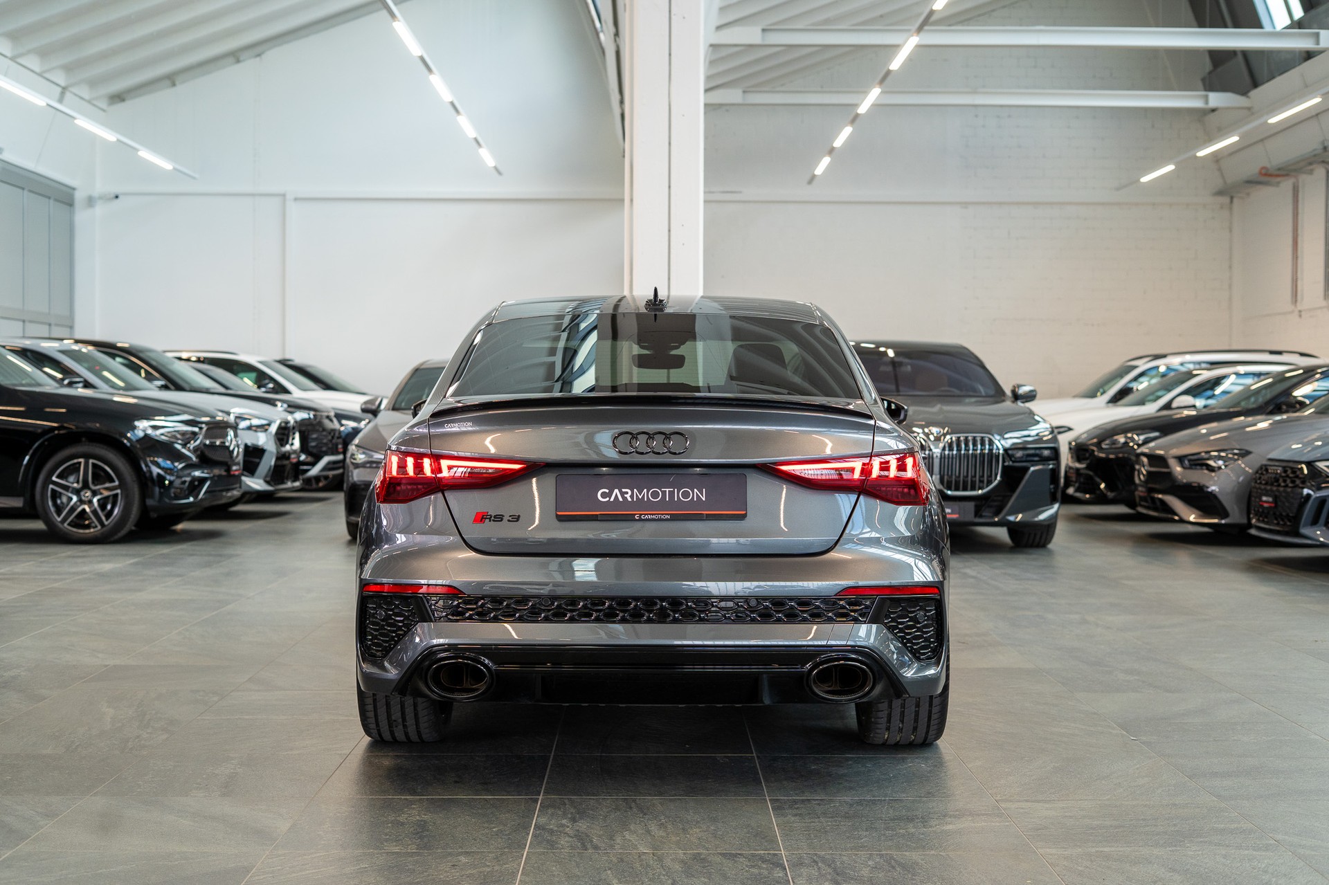 AUDI RS3 Limousine 2.5 TFSI quattro S-Tronic / Alcantara-Lenkrad / B&O / Performance Auspuff-image-4