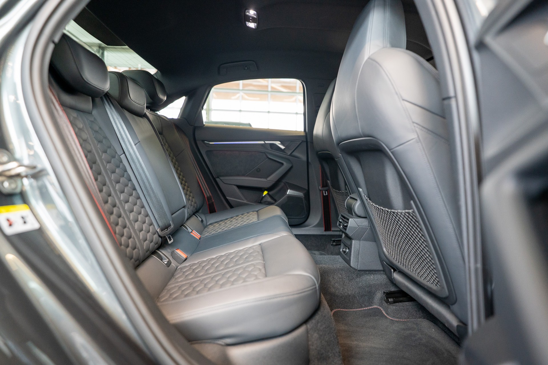 AUDI RS3 Limousine 2.5 TFSI quattro S-Tronic / Alcantara-Lenkrad / B&O / Performance Auspuff-image-12