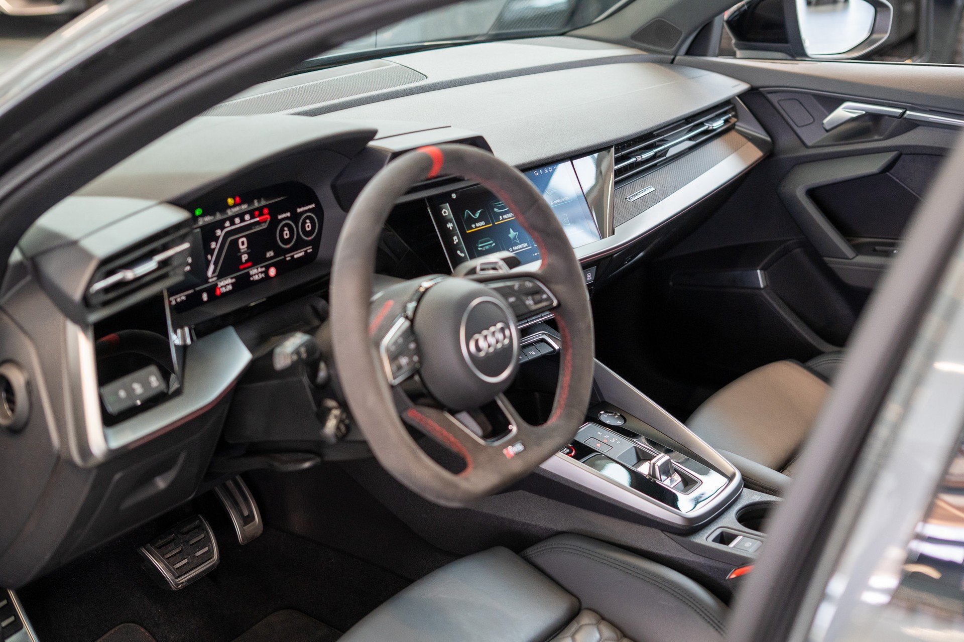 AUDI RS3 Limousine 2.5 TFSI quattro S-Tronic / Alcantara-Lenkrad / B&O / Performance Auspuff-image-9