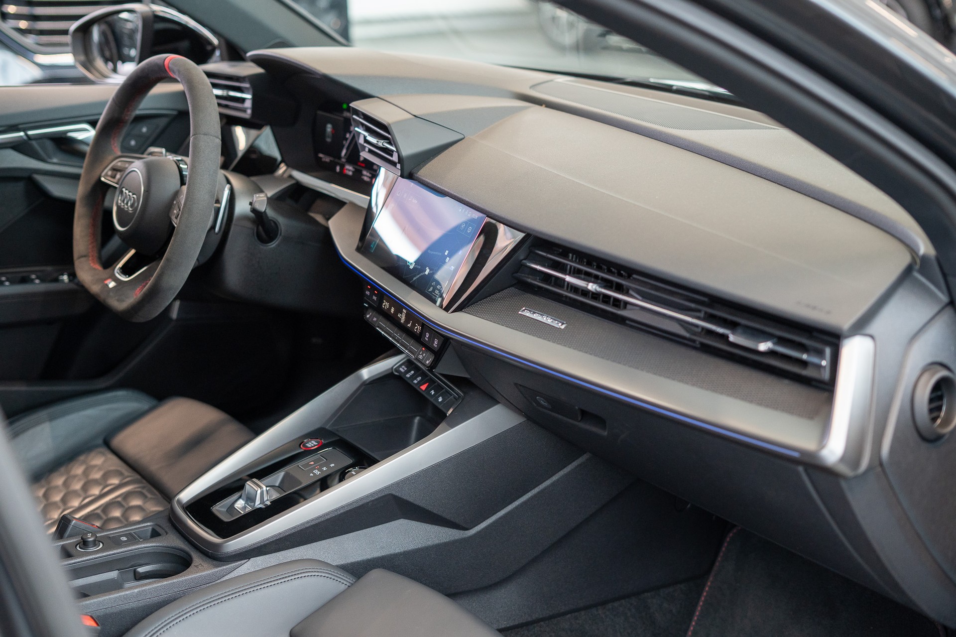 AUDI RS3 Limousine 2.5 TFSI quattro S-Tronic / Alcantara-Lenkrad / B&O / Performance Auspuff-image-14
