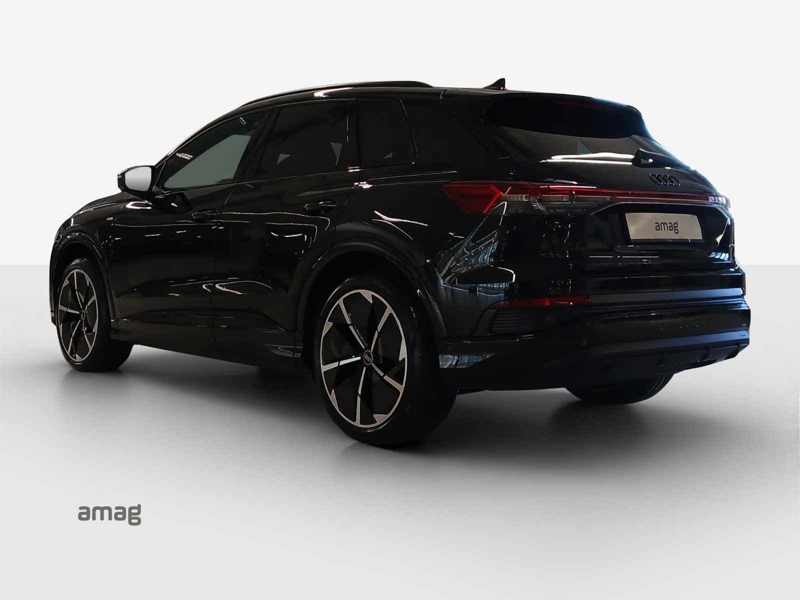 AUDI Q4 e-tron 45 Attraction quattro-image-2