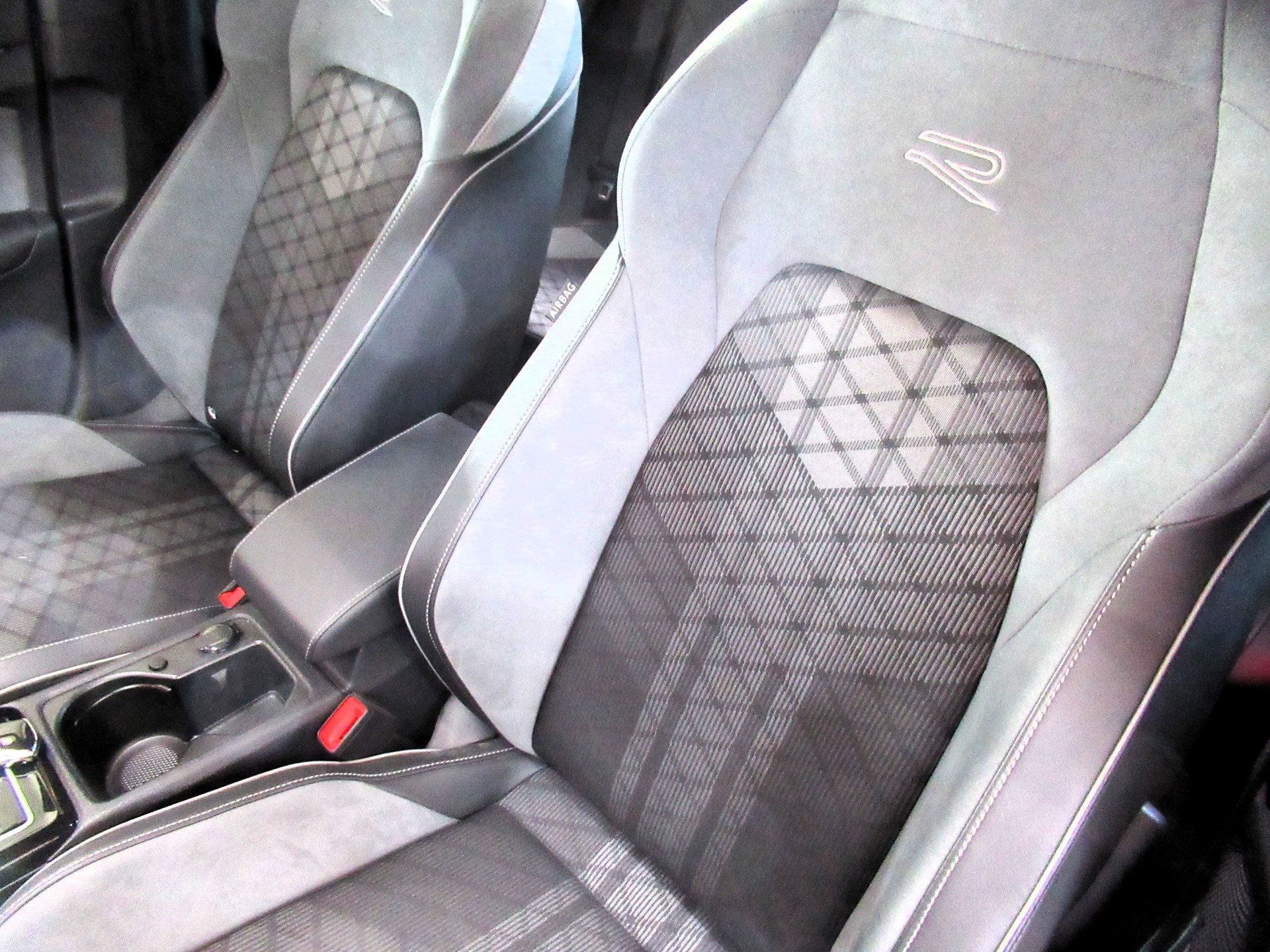 VW Golf 1.5 eTSI mHEV ACT R-Line DSG-image-9