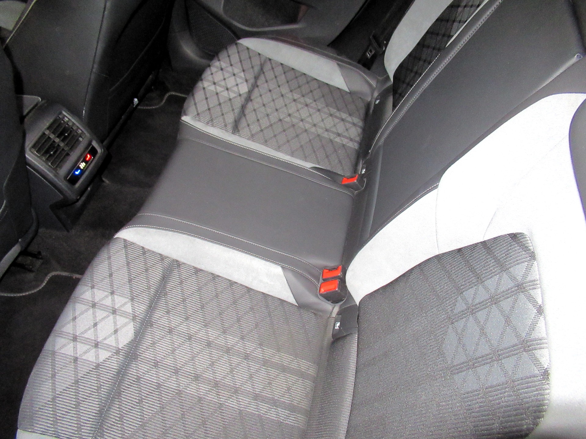VW Golf 1.5 eTSI mHEV ACT R-Line DSG-image-5